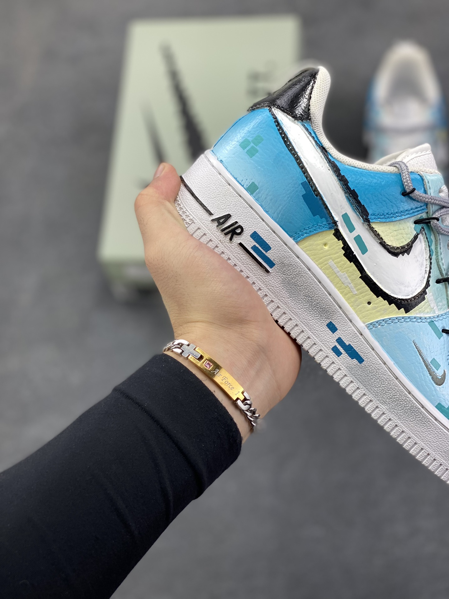 图片[6]-Nike Air Force 1\’07 Low 手绘涂鸦 电玩蓝调 空军一号低帮休闲板鞋  #鞋身主调是清新又富有层次的蓝调–浅蓝如晴空初绽，湖蓝似像素方块的跃动，在纯白中底的衬托下，既带着复古游戏的像素颗粒感，又透出潮流圈稀缺的清新质感。标志性的Swoosh被像素化解构，鞋侧、中底的方块元素像是从复古电玩画面中“抠”出的符号，每一处细节都在唤醒玩家对像素游戏的怀旧共鸣 货号：FB8917-300  尺码：36 36.5 37.5 38 38.5 39 40 40.5 41 42 42.5 43 44 44.5 45-选品中心