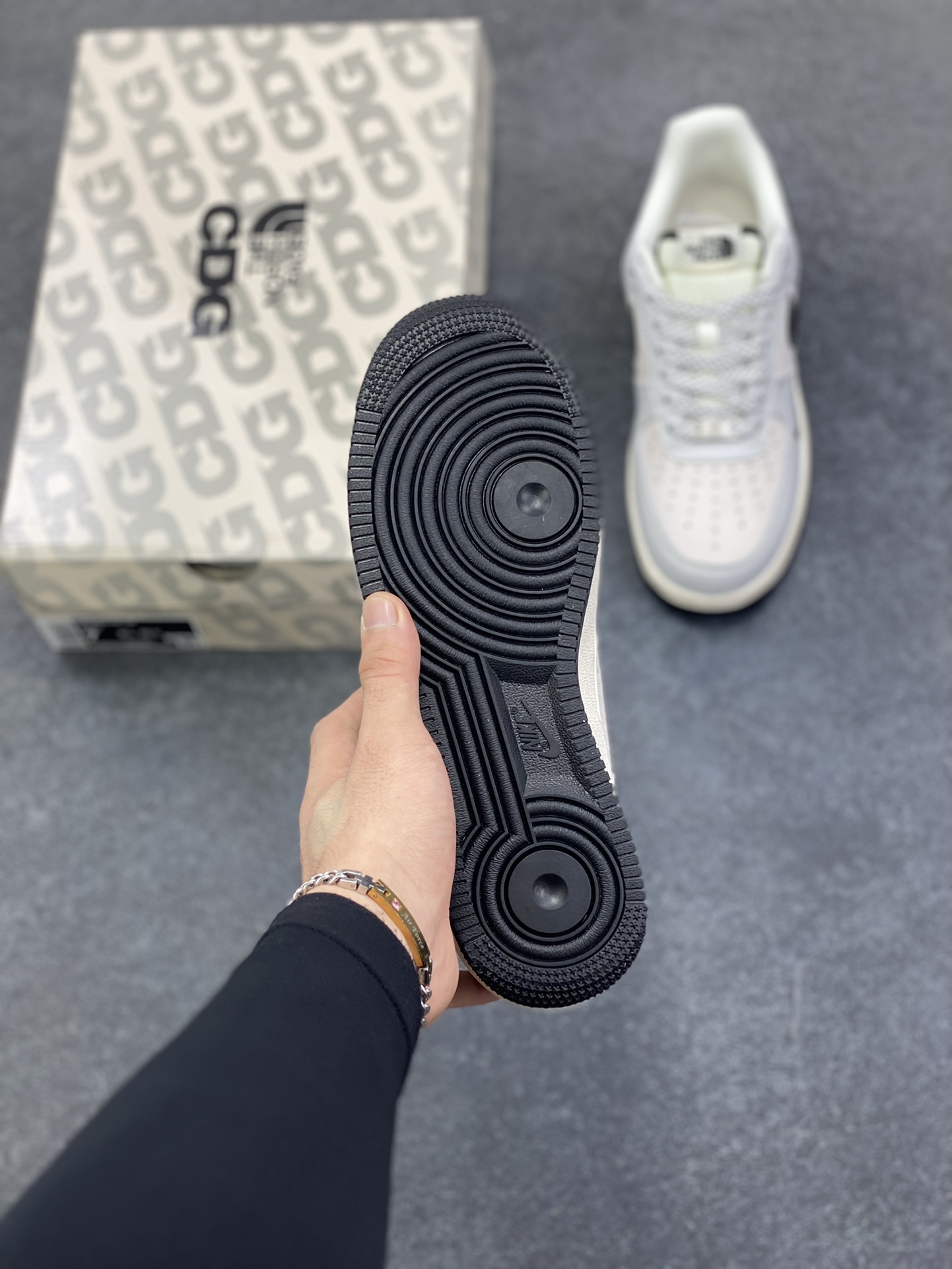 图片[5]-NIke Air Force 1 \’07 Low “北面联名——灰黑白”空军一号 低帮 运动鞋 休闲鞋 折边针车 工艺难度大 原楦头原纸板 原装鞋盒 定制五金配件 内置全掌气垫 原厂鞋底 货号：HS8068-050 尺码：36 36.5 37.5 38 38.5 39 40 40.5 41 42 42.5 43 44 44.5 45-选品中心