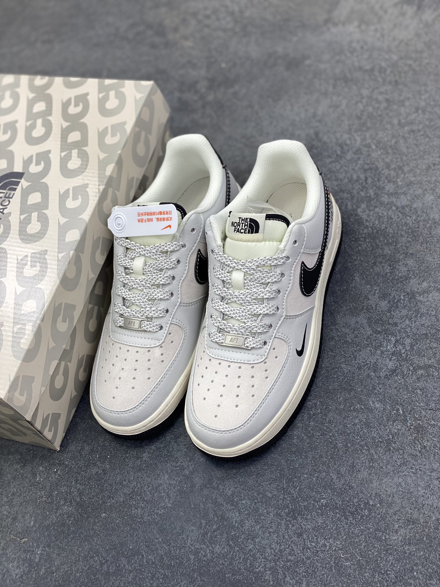 图片[8]-NIke Air Force 1 \’07 Low “北面联名——灰黑白”空军一号 低帮 运动鞋 休闲鞋 折边针车 工艺难度大 原楦头原纸板 原装鞋盒 定制五金配件 内置全掌气垫 原厂鞋底 货号：HS8068-050 尺码：36 36.5 37.5 38 38.5 39 40 40.5 41 42 42.5 43 44 44.5 45-选品中心