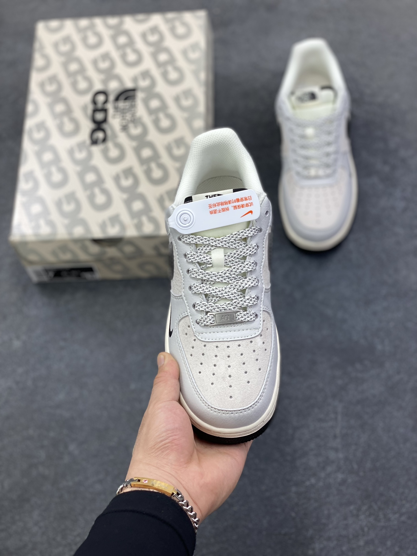 图片[2]-NIke Air Force 1 \’07 Low “北面联名——灰黑白”空军一号 低帮 运动鞋 休闲鞋 折边针车 工艺难度大 原楦头原纸板 原装鞋盒 定制五金配件 内置全掌气垫 原厂鞋底 货号：HS8068-050 尺码：36 36.5 37.5 38 38.5 39 40 40.5 41 42 42.5 43 44 44.5 45-选品中心