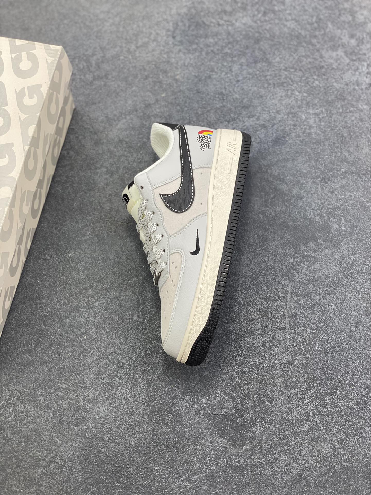 图片[7]-NIke Air Force 1 \’07 Low “北面联名——灰黑白”空军一号 低帮 运动鞋 休闲鞋 折边针车 工艺难度大 原楦头原纸板 原装鞋盒 定制五金配件 内置全掌气垫 原厂鞋底 货号：HS8068-050 尺码：36 36.5 37.5 38 38.5 39 40 40.5 41 42 42.5 43 44 44.5 45-选品中心