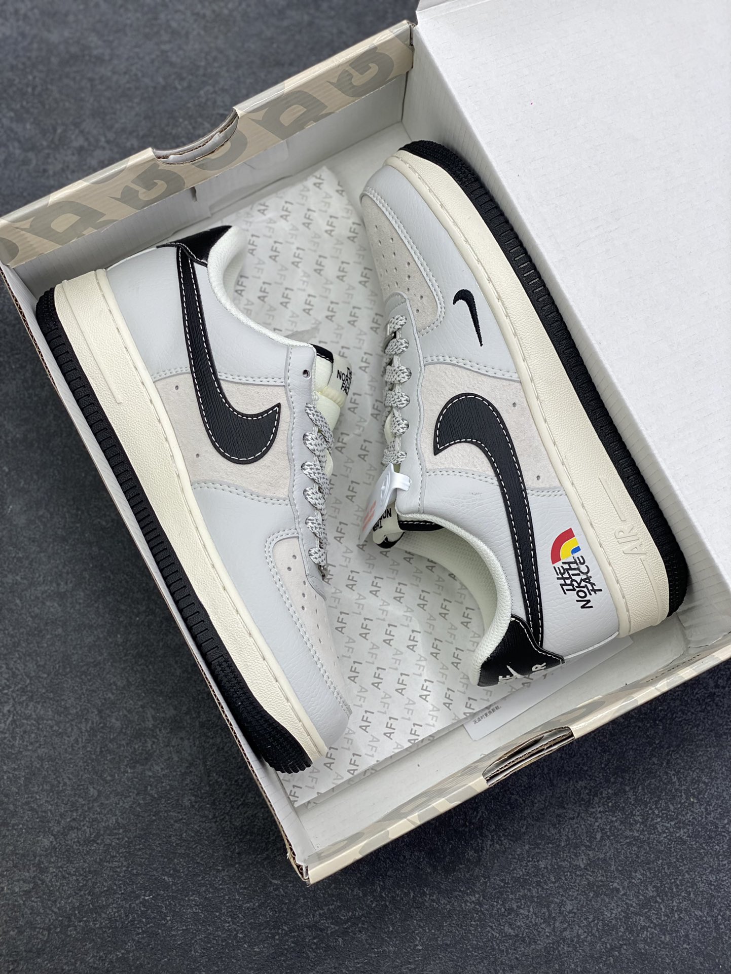 图片[9]-NIke Air Force 1 \’07 Low “北面联名——灰黑白”空军一号 低帮 运动鞋 休闲鞋 折边针车 工艺难度大 原楦头原纸板 原装鞋盒 定制五金配件 内置全掌气垫 原厂鞋底 货号：HS8068-050 尺码：36 36.5 37.5 38 38.5 39 40 40.5 41 42 42.5 43 44 44.5 45-选品中心