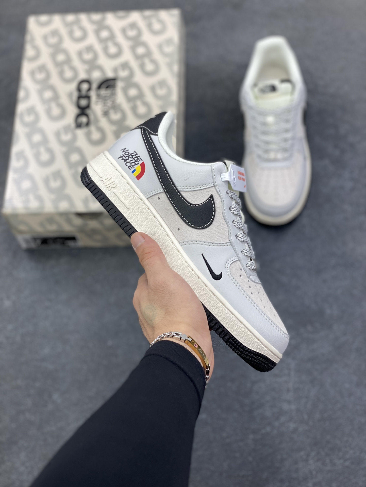 NIke Air Force 1 \'07 Low “北面联名——灰黑白”空军一号 低帮 运动鞋 休闲鞋 折边针车 工艺难度大 原楦头原纸板 原装鞋盒 定制五金配件 内置全掌气垫 原厂鞋底 货号：HS8068-050 尺码：36 36.5 37.5 38 38.5 39 40 40.5 41 42 42.5 43 44 44.5 45-选品中心