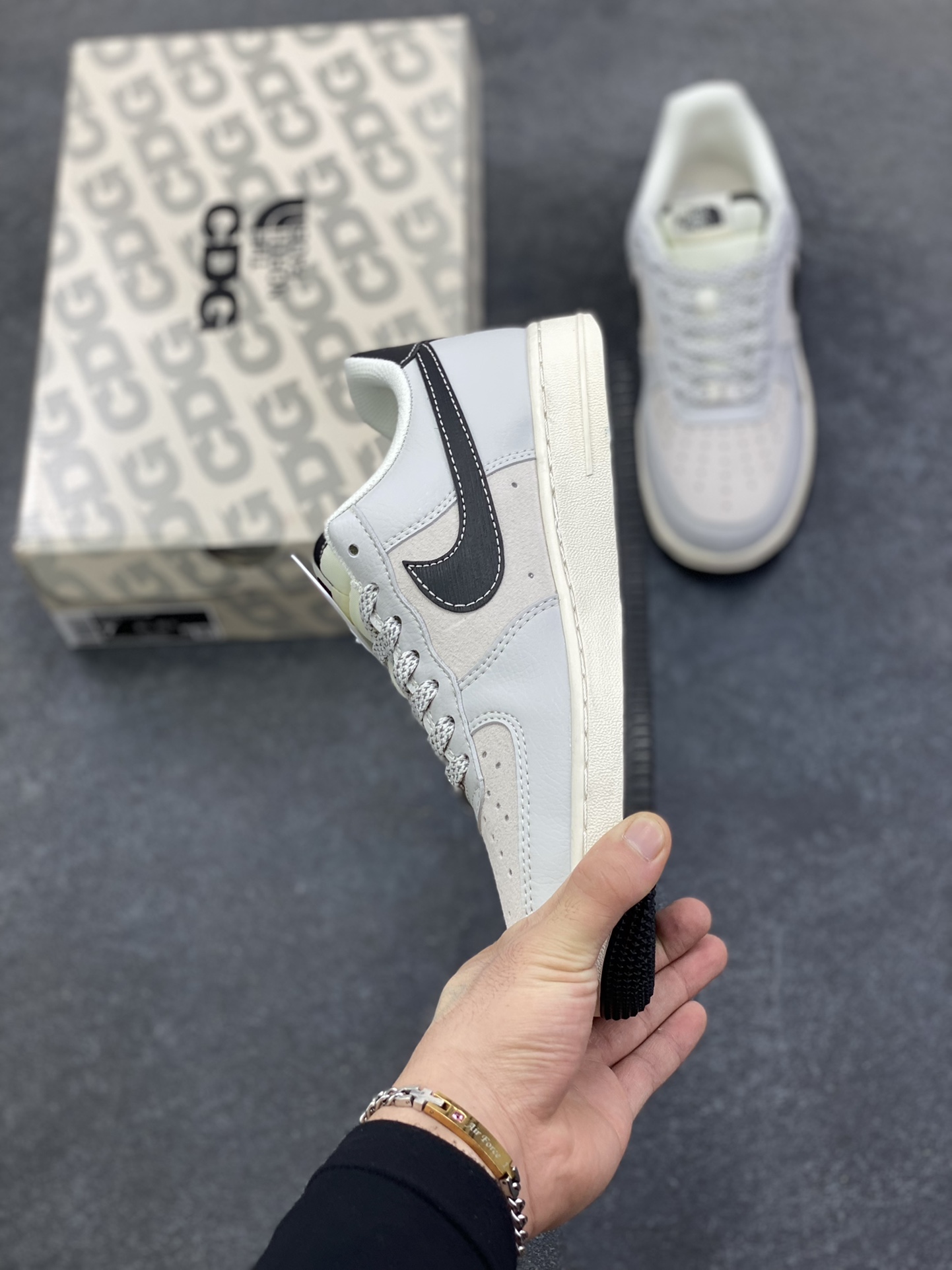 图片[3]-NIke Air Force 1 \’07 Low “北面联名——灰黑白”空军一号 低帮 运动鞋 休闲鞋 折边针车 工艺难度大 原楦头原纸板 原装鞋盒 定制五金配件 内置全掌气垫 原厂鞋底 货号：HS8068-050 尺码：36 36.5 37.5 38 38.5 39 40 40.5 41 42 42.5 43 44 44.5 45-选品中心