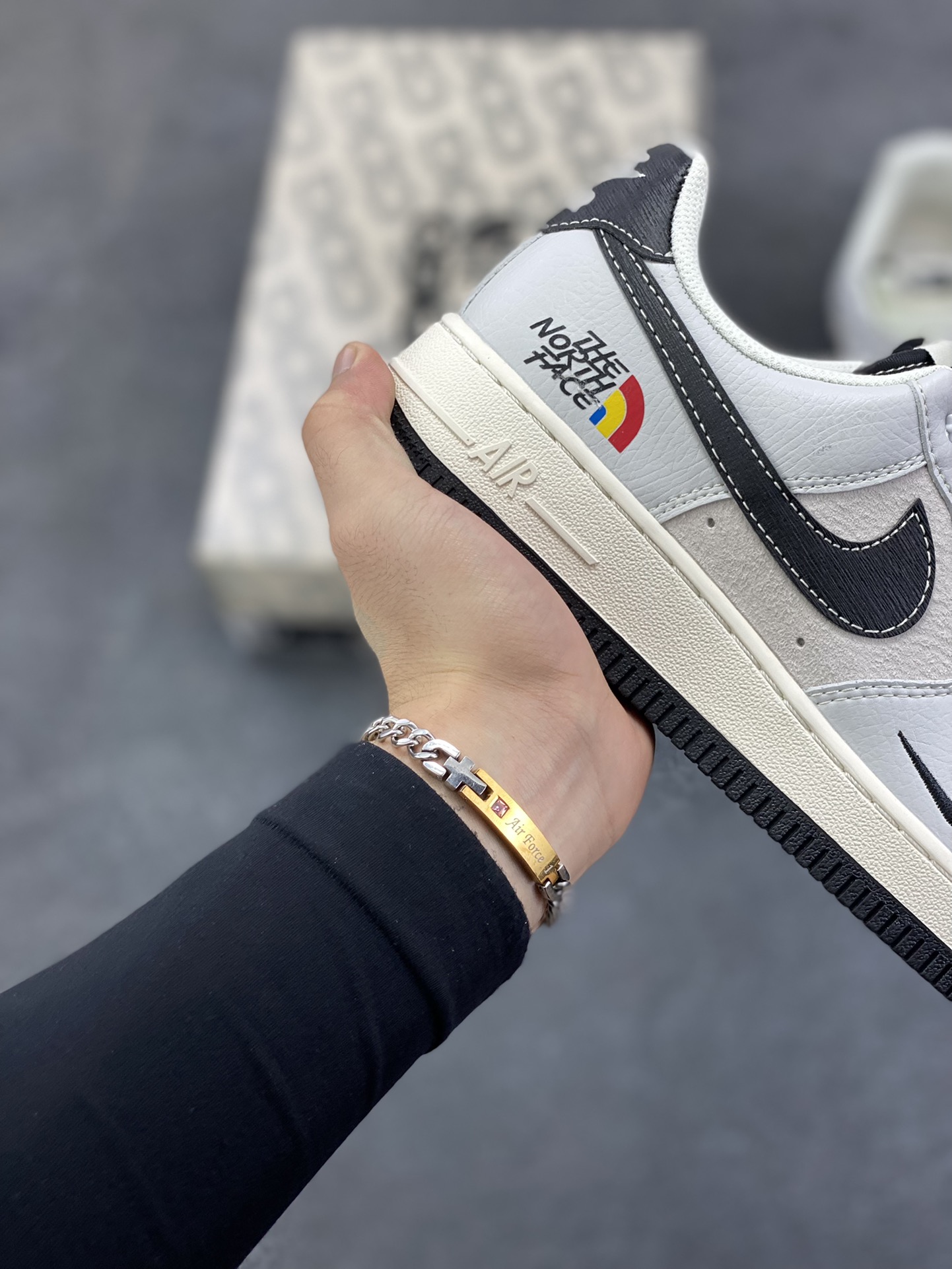 图片[6]-NIke Air Force 1 \’07 Low “北面联名——灰黑白”空军一号 低帮 运动鞋 休闲鞋 折边针车 工艺难度大 原楦头原纸板 原装鞋盒 定制五金配件 内置全掌气垫 原厂鞋底 货号：HS8068-050 尺码：36 36.5 37.5 38 38.5 39 40 40.5 41 42 42.5 43 44 44.5 45-选品中心