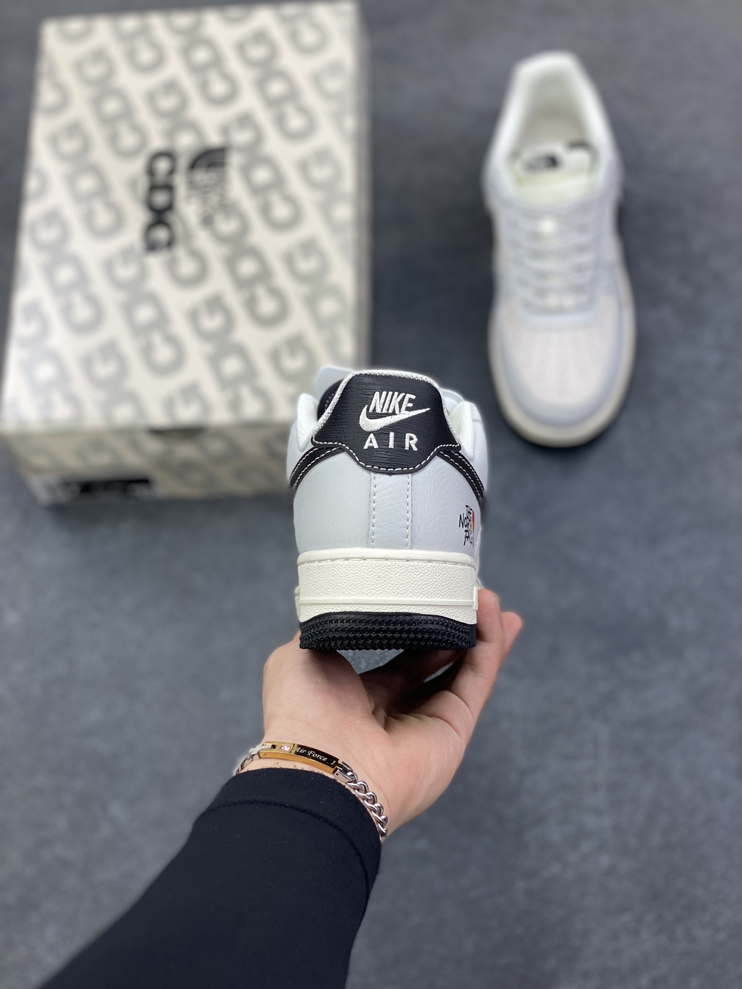 图片[4]-NIke Air Force 1 \’07 Low “北面联名——灰黑白”空军一号 低帮 运动鞋 休闲鞋 折边针车 工艺难度大 原楦头原纸板 原装鞋盒 定制五金配件 内置全掌气垫 原厂鞋底 货号：HS8068-050 尺码：36 36.5 37.5 38 38.5 39 40 40.5 41 42 42.5 43 44 44.5 45-选品中心