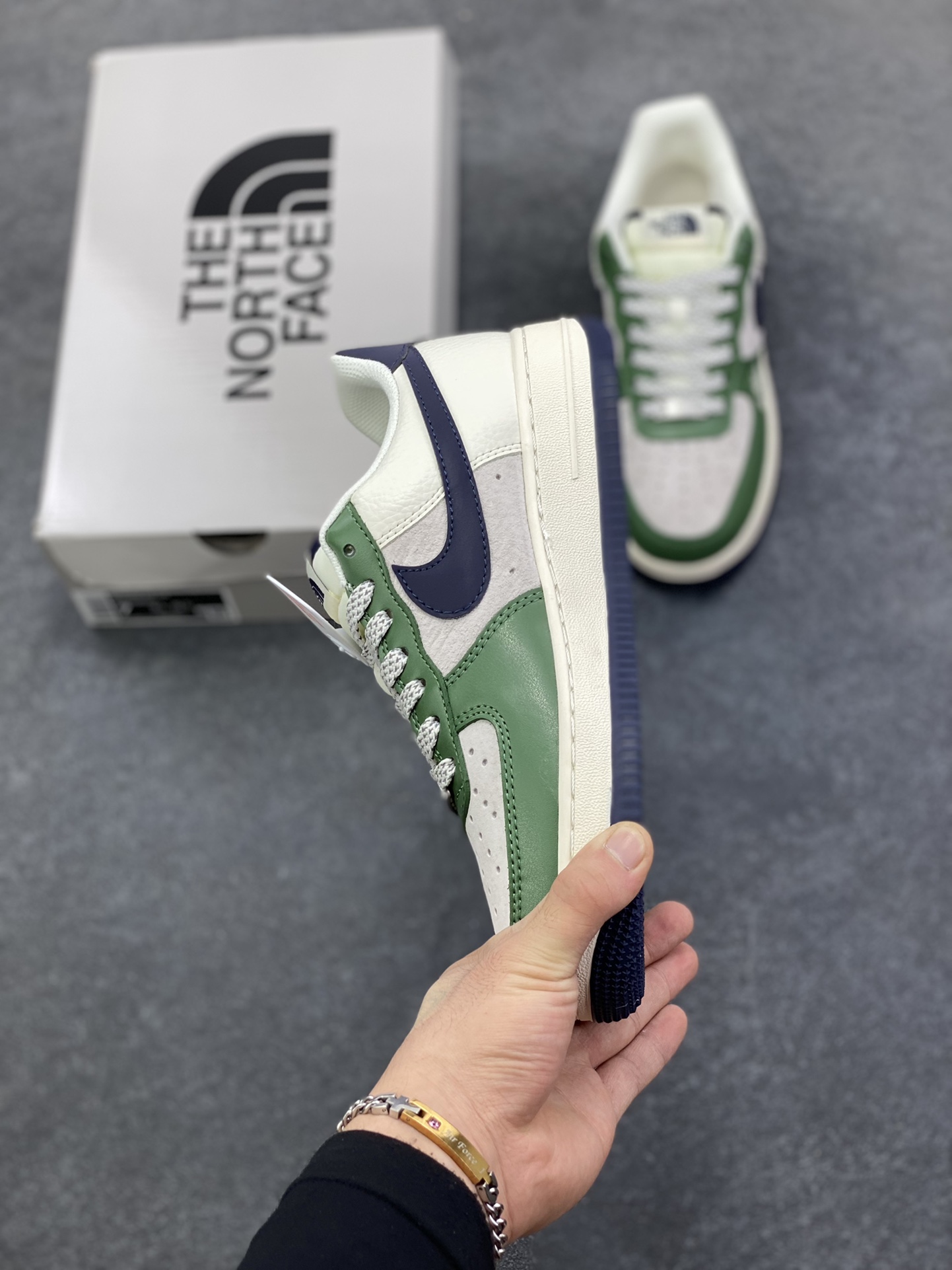 图片[3]-NIke Air Force 1 \’07 Low “北面联名——蓝绿”空军一号 低帮 运动鞋 休闲鞋 折边针车 工艺难度大 原楦头原纸板 原装鞋盒 定制五金配件 内置全掌气垫 原厂鞋底 货号：HS8068-053 尺码：36 36.5 37.5 38 38.5 39 40 40.5 41 42 42.5 43 44 44.5 45-选品中心