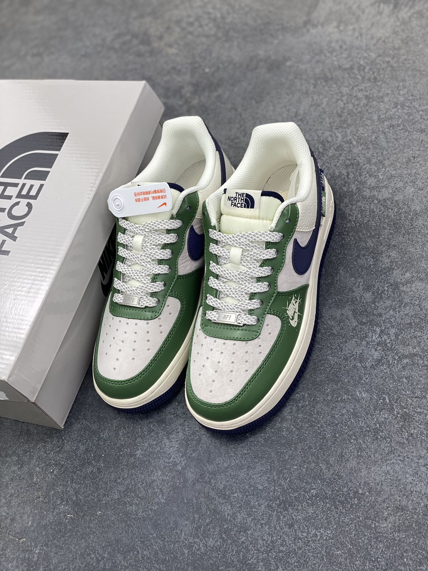 图片[8]-NIke Air Force 1 \’07 Low “北面联名——蓝绿”空军一号 低帮 运动鞋 休闲鞋 折边针车 工艺难度大 原楦头原纸板 原装鞋盒 定制五金配件 内置全掌气垫 原厂鞋底 货号：HS8068-053 尺码：36 36.5 37.5 38 38.5 39 40 40.5 41 42 42.5 43 44 44.5 45-选品中心
