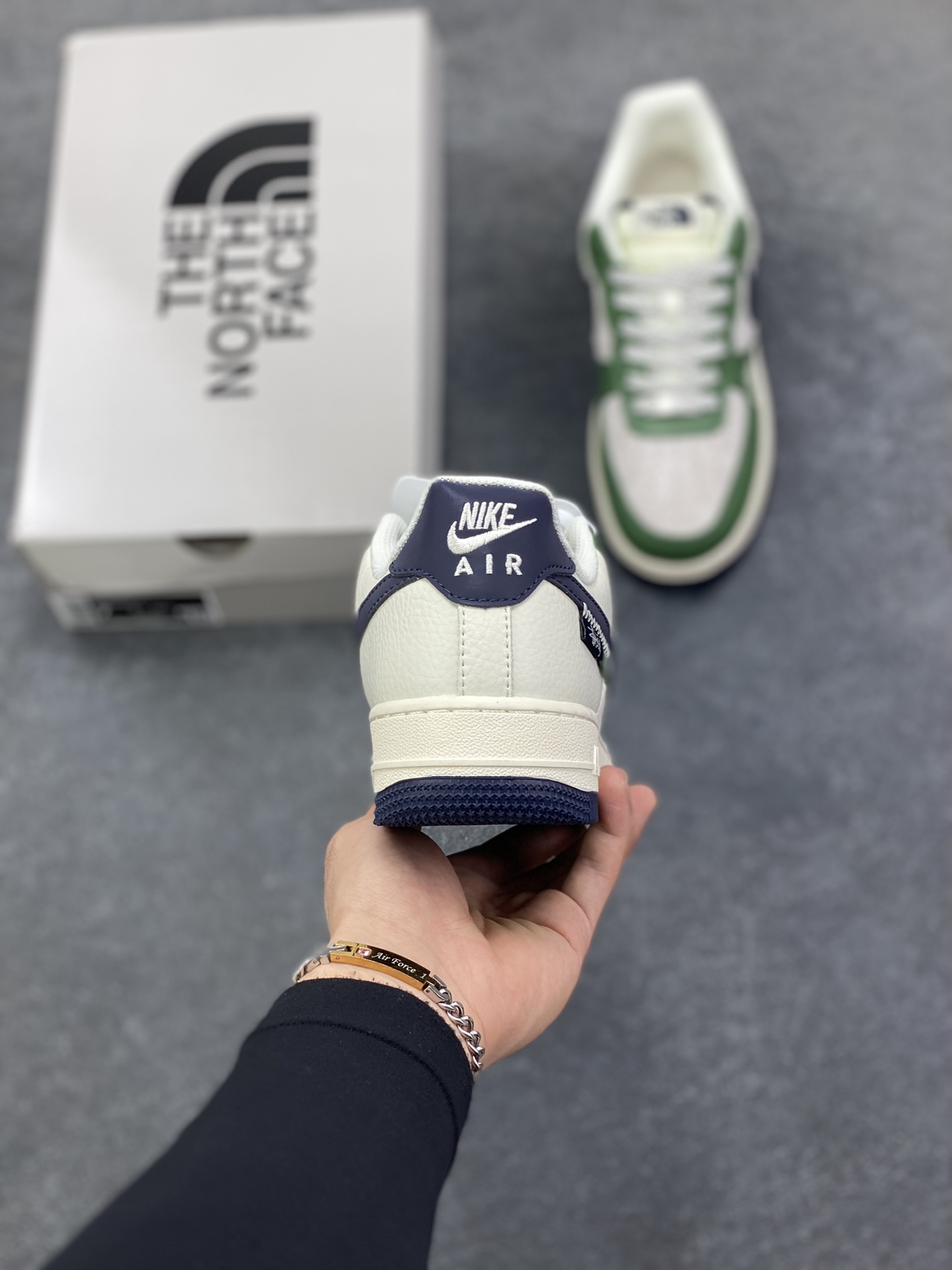 图片[4]-NIke Air Force 1 \’07 Low “北面联名——蓝绿”空军一号 低帮 运动鞋 休闲鞋 折边针车 工艺难度大 原楦头原纸板 原装鞋盒 定制五金配件 内置全掌气垫 原厂鞋底 货号：HS8068-053 尺码：36 36.5 37.5 38 38.5 39 40 40.5 41 42 42.5 43 44 44.5 45-选品中心