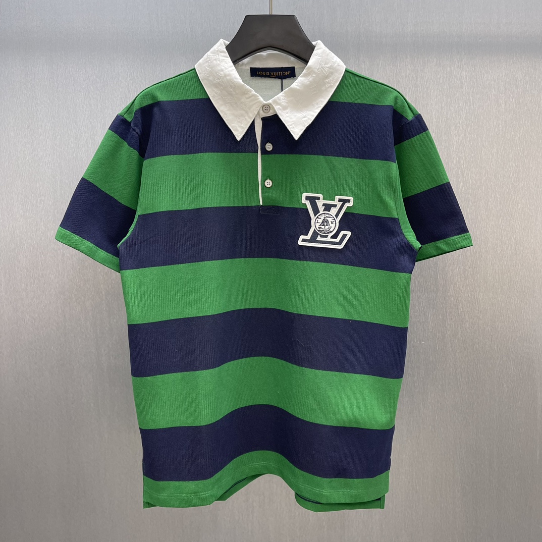 NO:538967,LU Equestrian Striped Polo Shirt Size: S-XL This striped polo shirt continues the inspiration of the college style during the season, pairing cotton knitted clothes with Monogram jacquard pattern collar, and then allowing the LV patch, which is just like the college badge, to accommodate the chest. The back inlay rowboat pattern injects a distinct color contrast.,,louis vuitton,alexander wang19860909LU 马术条纹Polo衫 Size: S-XL 本款条纹马球衫延续当季对学院校队风尚的灵感探索,为棉质针织衣身搭配 Monogram 提花织纹衣领,再令恰似学院徽章的 LV 贴饰栖身胸前.后部嵌花划艇图案注入鲜明的色彩反差.,,louis vuitton,alexander wang,Men's clothing