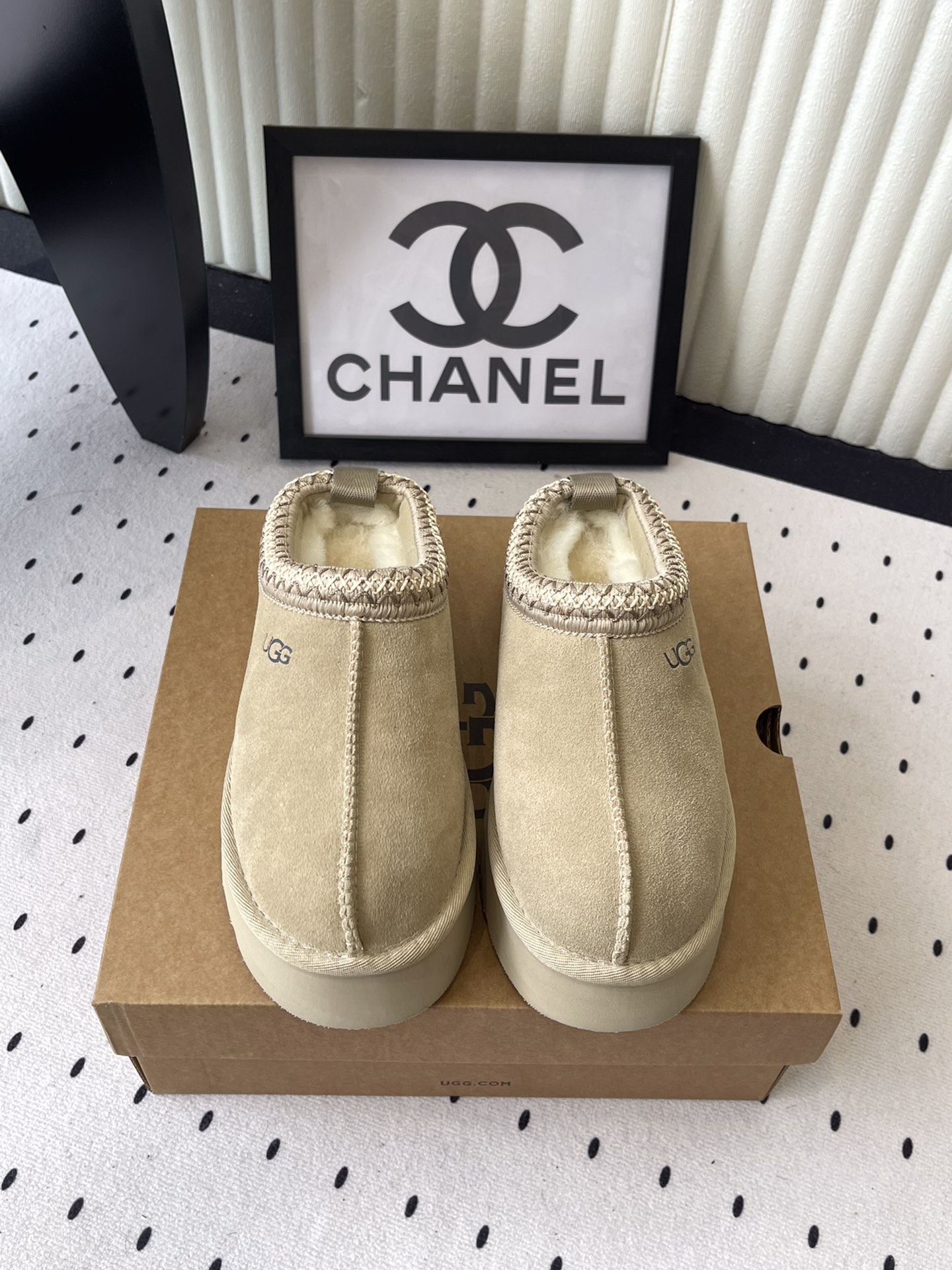 NO:533704,Top version UGG~25vs autumn and winter hot spring cake thick-soled snow boot series... [Pure wool low-top snow boots] A shoe that won't be the same dress, a simple partition design with spotted outsole, silk curls on the upper, a must-have for autumn and winter, no matter what pants and skirts can be controlled, it is very comfortable and beautiful on the feet... Fabric: Original custom sheep lining Inner: Original custom wool Foot pad: Original custom wool Outsole: Original open mold wear-resistant molding sole Size: 35-40 Packaging: Original full set of packaging Color: Official website synchronous update, snow boots, boots, skirts, real silk, sheep19860909顶级版本 UGG~25vs秋冬爆款松糕厚底雪地靴系列……【纯羊毛低帮雪地靴】 一款不会撞衫的鞋子、简约的隔板设计上斑点的大底、鞋面真丝卷毛、秋冬季必备款、无论什么裤子裙子都能驾驭、上脚非常舒适好看…… 面料:原版定制羊猄 内里:原版定制羊毛 垫脚:原版定制羊毛 大底:原版开模耐磨成型底 码数:35-40 包装:原版全套包装 颜色:官网同步更新,雪地靴,boots,skirts,real silk,sheep,Women's Shoes