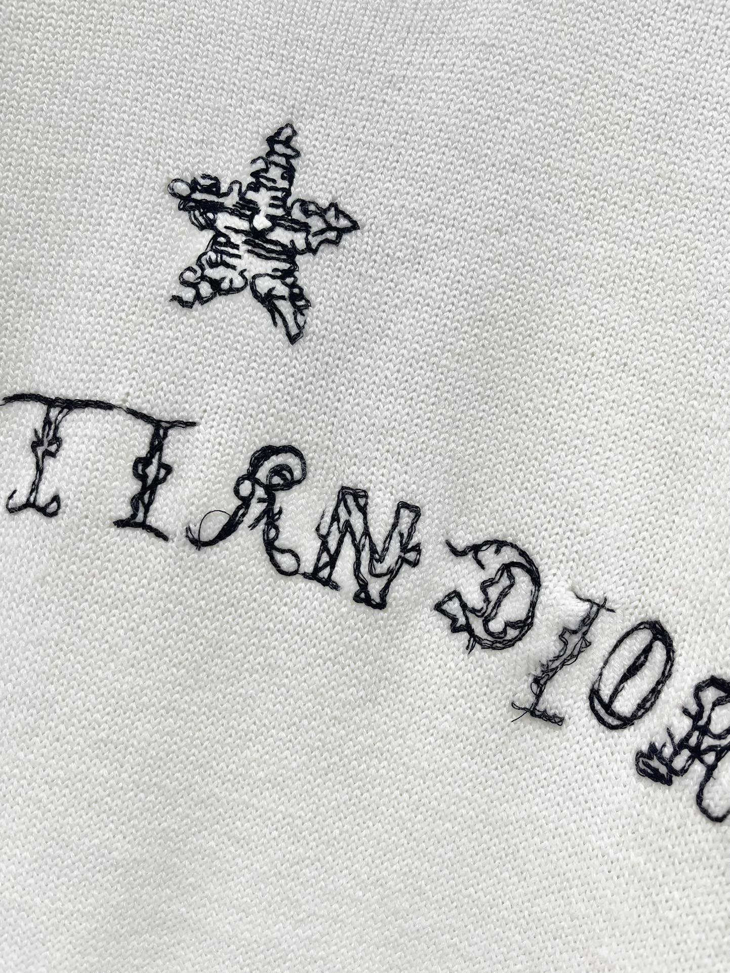 𝗗𝗜𝗢𝗥*迪奥字母刺绣高级感休闲针织衫🌟【神仙材质&设计】🌟▫️羊毛软糯到像拥抱云朵，贴身穿完全不扎！▫