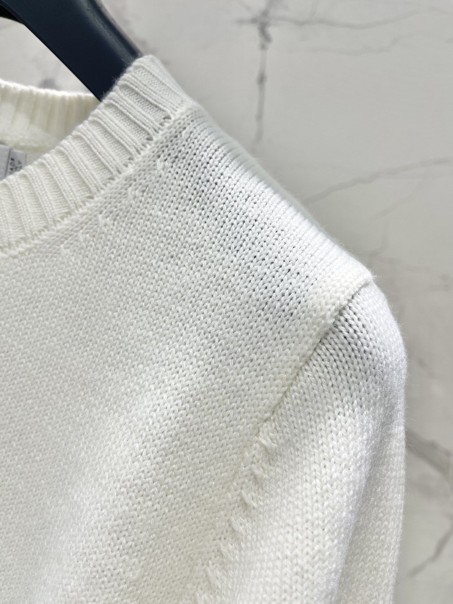 𝗗𝗜𝗢𝗥*迪奥字母刺绣高级感休闲针织衫🌟【神仙材质&设计】🌟▫️羊毛软糯到像拥抱云朵，贴身穿完全不扎！▫