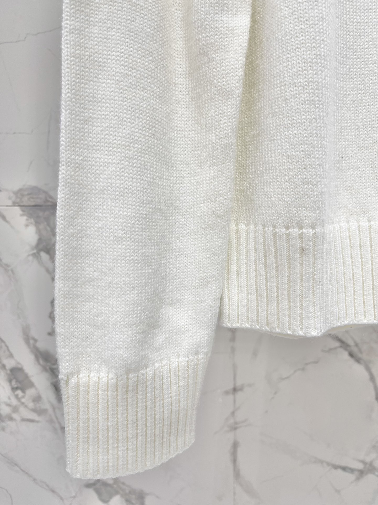 𝗗𝗜𝗢𝗥*迪奥字母刺绣高级感休闲针织衫🌟【神仙材质&设计】🌟▫️羊毛软糯到像拥抱云朵，贴身穿完全不扎！▫