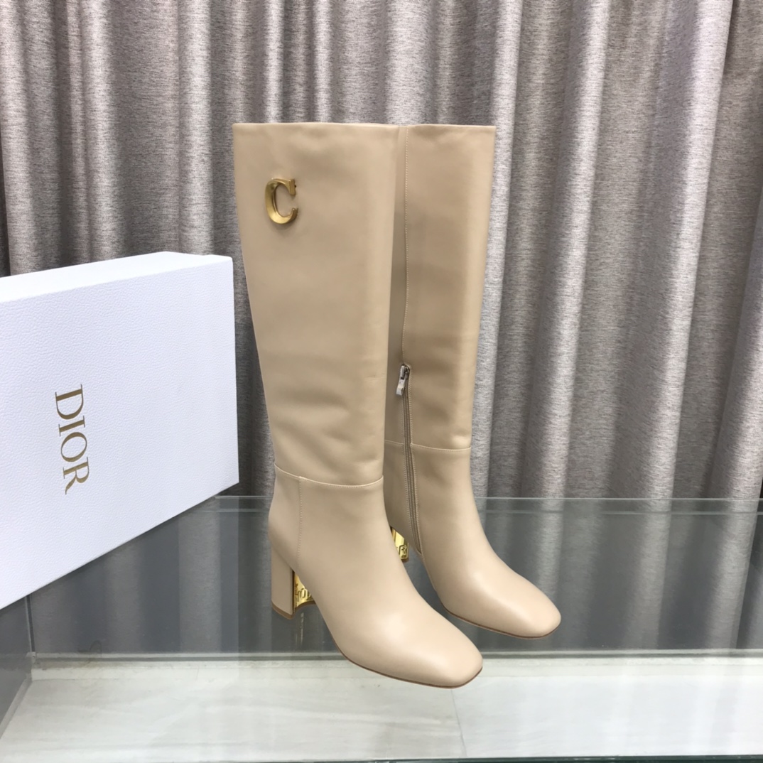 NO:534501,Dior 2025 autumn and winter new D-Art series punk style thick heel women's boots, same style as the star CD letter logo hardware buckle motorcycle knee long boots, high heel round toe side zipper knight high boots, imported calfskin upper, inner water dyed cowhide inner footbed, outsole Italian leather outsole heel height 8CM (36-digit data) cylinder height 38/tube circumference 33 (the number of front and rear codes increases by 0.5cm) Size34-43 (34.40.41.42.43 custom-made non-return and exchange), boots, dior, dior, boots, cowhide, Leather soles19860909Dior 迪奥2025秋冬新款D-Art系列朋克风粗跟女靴 明星同款CD字母logo五金扣机车及膝长靴 高跟圆头侧拉链骑士高筒靴 鞋面进口小牛皮 内里水染牛皮内里垫脚 大底意大利真皮大底 跟高8CM（36码数据）筒高38 /筒围33（前后码数递增递减0.5cm） Size34-43（34.40.41.42.43定制不退换）,靴子,dior,dior,boots,cowhide,Leather soles,Women's Shoes