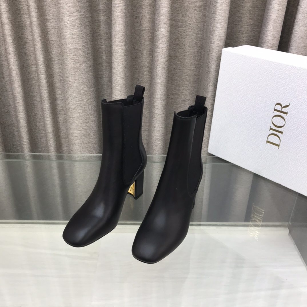 NO:534507,Dior 2025 autumn and winter new D-Art series thick heel Chelsea women's boots Celebrity same CD letter logo hardware buckle motorcycle and nude boots High heel round toe knight elastic short boots Imported calfskin upper inner water dyed cowhide inner footbed outsole Italian leather outsole Heel height 8CM Size34-43 (34.40.41.42.43 custom-made non-return), boots, dior, dior, boots, cowhide, Leather soles19860909Dior 迪奥2025秋冬新款D-Art系列粗跟切尔西女靴 明星同款CD字母logo五金扣机车及裸靴 高跟圆头骑士弹力短靴 鞋面进口小牛皮 内里水染牛皮内里垫脚 大底意大利真皮大底 跟高8CM Size34-43（34.40.41.42.43定制不退换）,靴子,dior,dior,boots,cowhide,Leather soles,Women's Shoes