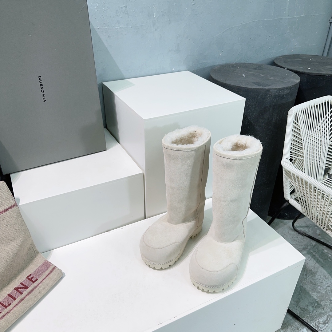 NO:628024,High quality and long!  Top quality couple's model!  BALENCIAGA Balenciaga 25ss new autumn and winter snow boots ski series high boots platform thick-soled warm big-toe boots!  skiwear's latest Alaska snow boots. Authentic. Purchased and developed for RMB 19,630. Perfect reproduction. The designer launches to explore the concept of originality and appropriation in the fashion industry, paying tribute to heritage and classics with a new series. Breaking the conventional design with the iconic Balenciaga abstraction, colliding with new ideas that are witty and harmonious. The original version is reproduced one to one. The fabric is original and customized with high silk satin nubuck (not ordinary cow suede). Outsole. Original molded sole.  Size: Female 35-40 (40 is non-refundable): Male 39-44 (39 is non-refundable) Comes with original packaging, snow boots, balenciaga, balenciaga, boots19860909高品质长！顶级品质情侣款！BALENCIAGA巴黎世家25ss秋冬新款雪地靴滑雪系列高靴松糕厚底保暖大头靴！ skiwear最新款阿拉斯加雪地靴 正品RMB19630购入开发 完美复刻 设计师推出探索时尚界对于原创与挪用的概念、以全新系列致敬传承与经典 以标志性Balenciaga抽象打破常规设计 碰撞出诙谐又和谐的新创意、原版一比一复刻 面料原版定制高丝光牛磨砂（非普通牛反绒） 大底 原版开模鞋底 码数:女35-40（40定不退换）  :男39-44(39定不退换） 配原版包装,雪地靴,balenciaga,balenciaga,boots,Women's Shoes