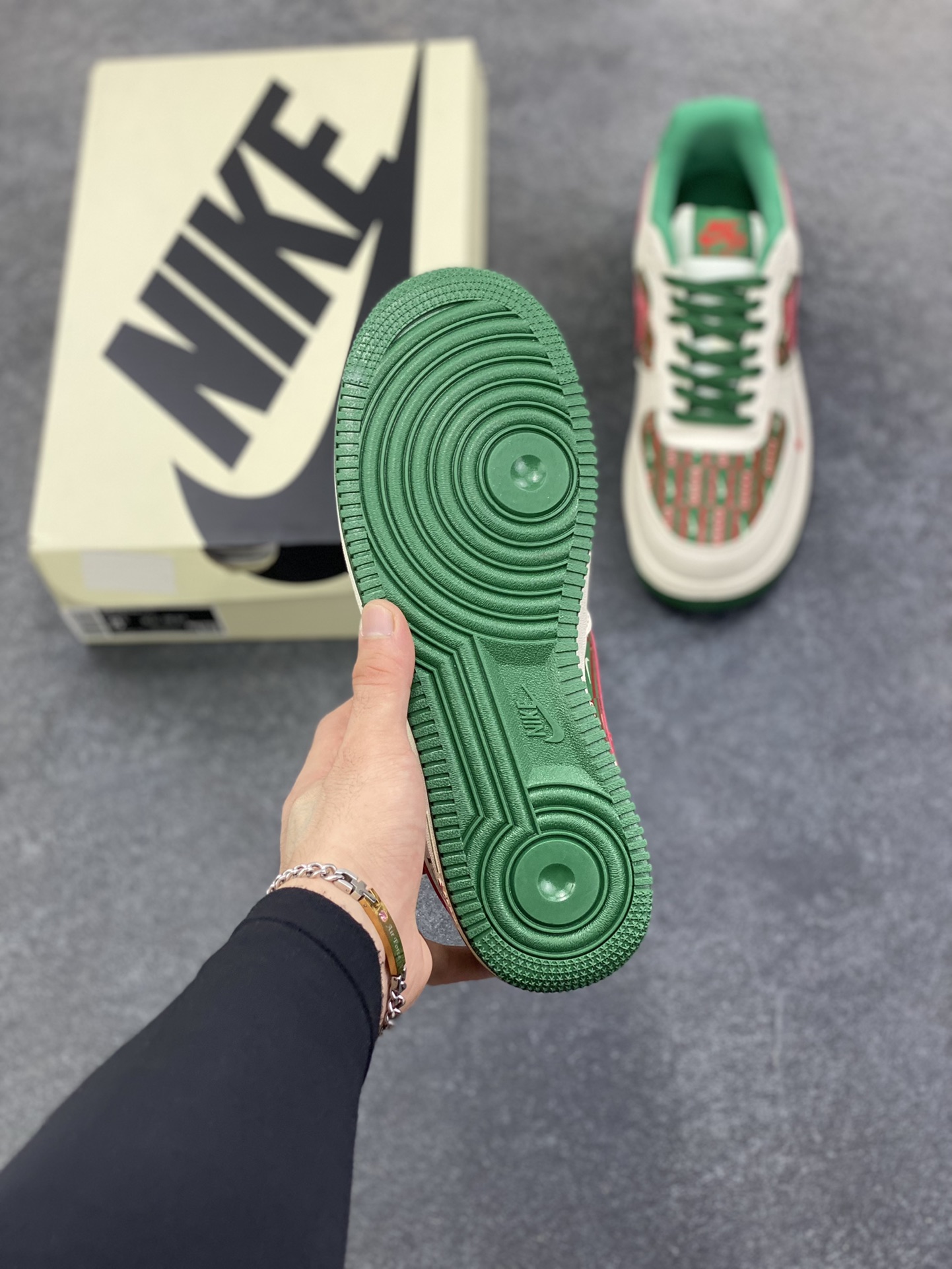 图片[5]-NIke Air Force 1 \’07 Low “古驰联名——米绿红勾”空军一号 低帮 运动鞋 休闲鞋 折边针车 工艺难度大 原楦头原纸板 原装鞋盒 定制五金配件 内置全掌气垫 原厂鞋底 货号：DD1982-312 尺码：36 36.5 37.5 38 38.5 39 40 40.5 41 42 42.5 43 44 44.5 45-选品中心