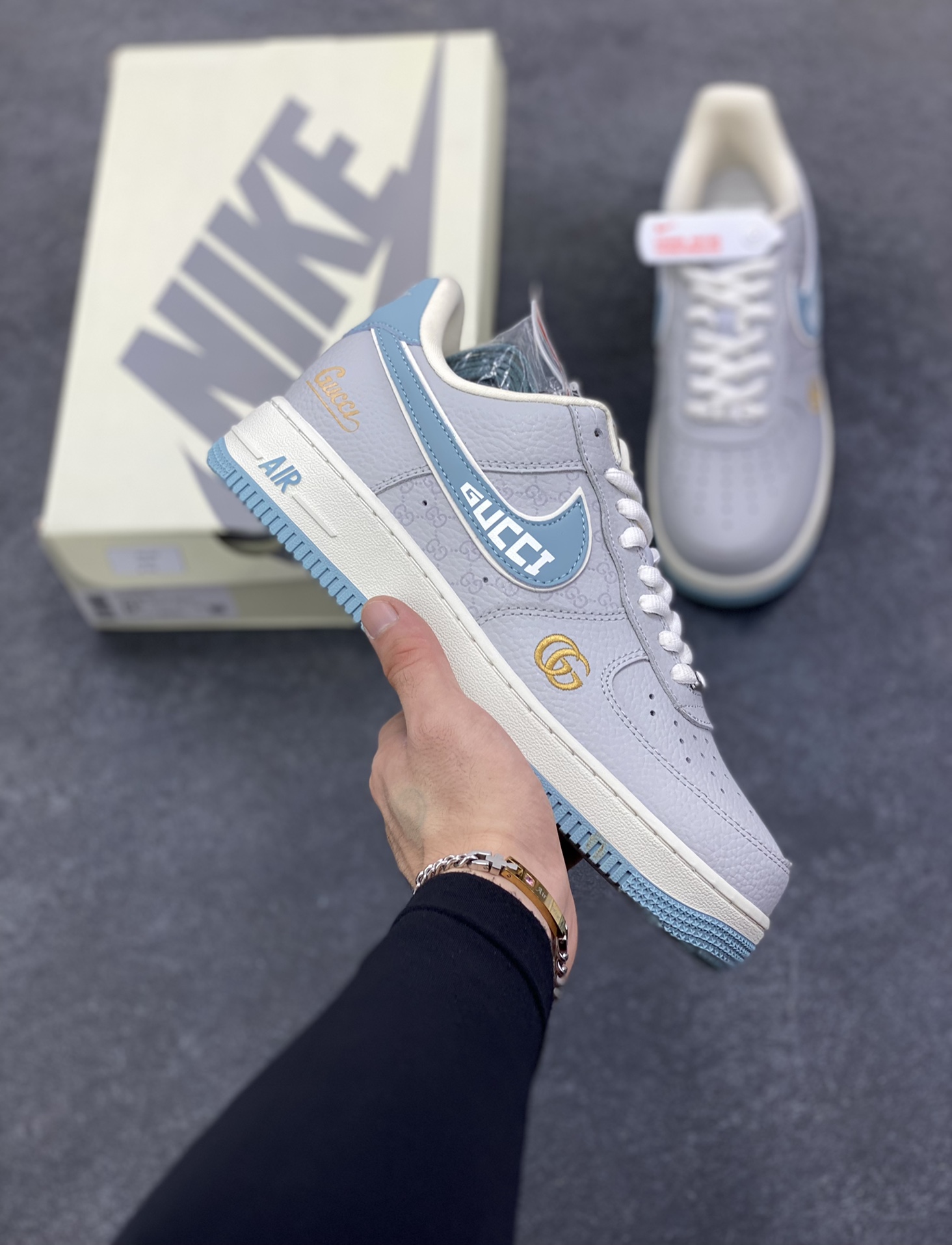 NIke Air Force 1 \’07 Low GUCCI 联名–灰蓝空军一号低帮 运动鞋 休闲鞋 折边针车 高级夜光效果 工艺难度大 原楦头原纸板 高端定制鞋盒 原厂鞋底 超高清洁度 细节完美 货号:YF9511-800 尺码:36 36.5 37.5 38 38.5 39 40 40.5 41 42 42.5 43 44 44.5 45-选品中心