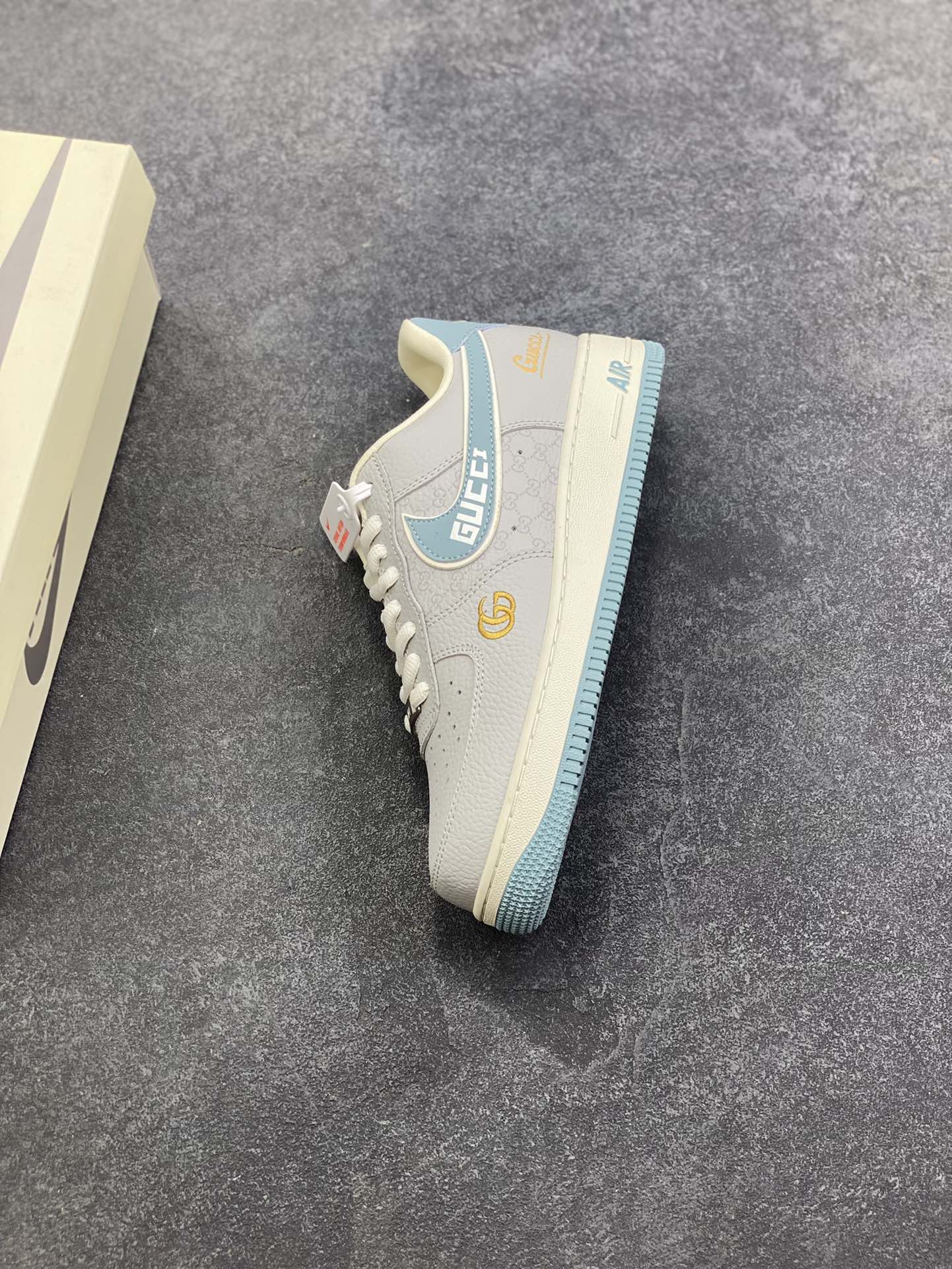 图片[7]-NIke Air Force 1 \’07 Low GUCCI 联名–灰蓝空军一号低帮 运动鞋 休闲鞋 折边针车 高级夜光效果 工艺难度大 原楦头原纸板 高端定制鞋盒 原厂鞋底 超高清洁度 细节完美 货号：YF9511-800 尺码：36 36.5 37.5 38 38.5 39 40 40.5 41 42 42.5 43 44 44.5 45-选品中心