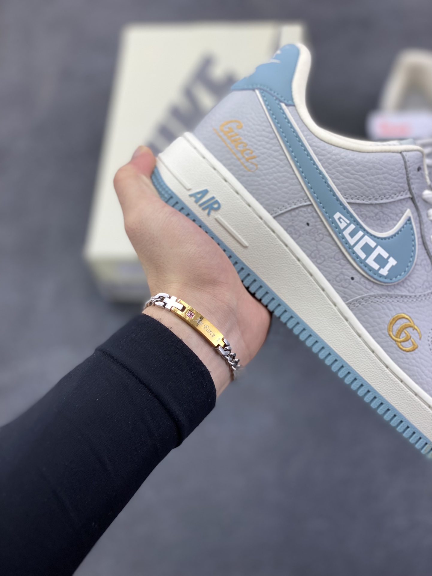 图片[6]-NIke Air Force 1 \’07 Low GUCCI 联名–灰蓝空军一号低帮 运动鞋 休闲鞋 折边针车 高级夜光效果 工艺难度大 原楦头原纸板 高端定制鞋盒 原厂鞋底 超高清洁度 细节完美 货号：YF9511-800 尺码：36 36.5 37.5 38 38.5 39 40 40.5 41 42 42.5 43 44 44.5 45-选品中心