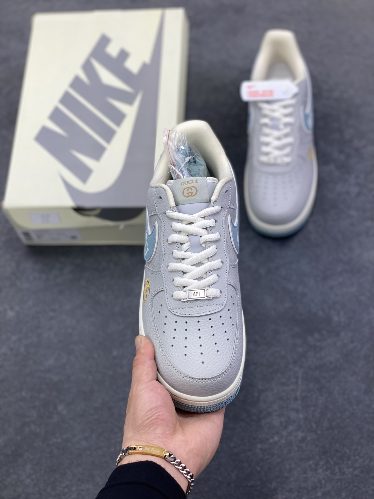 图片[2]-NIke Air Force 1 \’07 Low GUCCI 联名–灰蓝空军一号低帮 运动鞋 休闲鞋 折边针车 高级夜光效果 工艺难度大 原楦头原纸板 高端定制鞋盒 原厂鞋底 超高清洁度 细节完美 货号：YF9511-800 尺码：36 36.5 37.5 38 38.5 39 40 40.5 41 42 42.5 43 44 44.5 45-选品中心