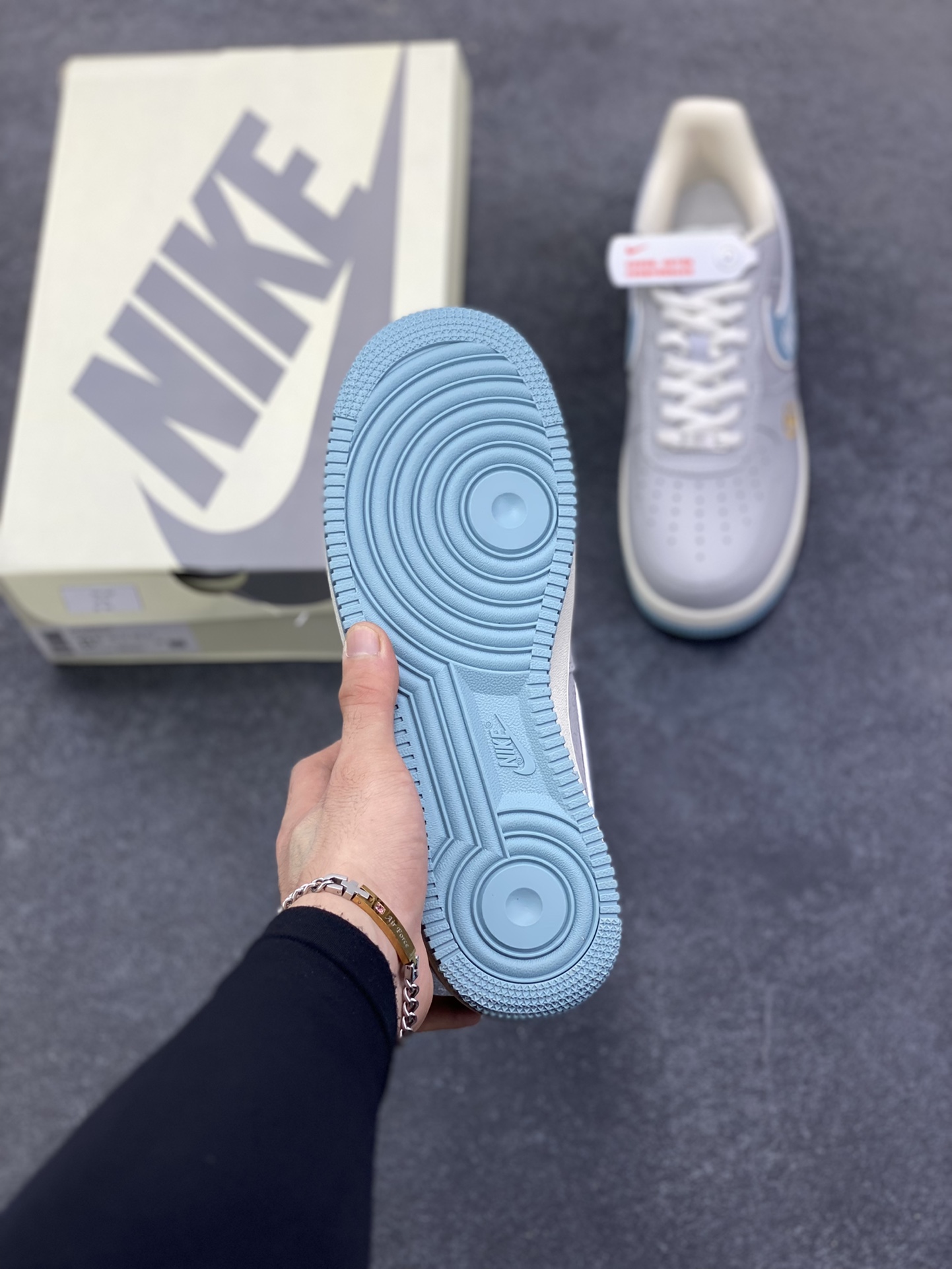 图片[5]-NIke Air Force 1 \’07 Low GUCCI 联名–灰蓝空军一号低帮 运动鞋 休闲鞋 折边针车 高级夜光效果 工艺难度大 原楦头原纸板 高端定制鞋盒 原厂鞋底 超高清洁度 细节完美 货号：YF9511-800 尺码：36 36.5 37.5 38 38.5 39 40 40.5 41 42 42.5 43 44 44.5 45-选品中心