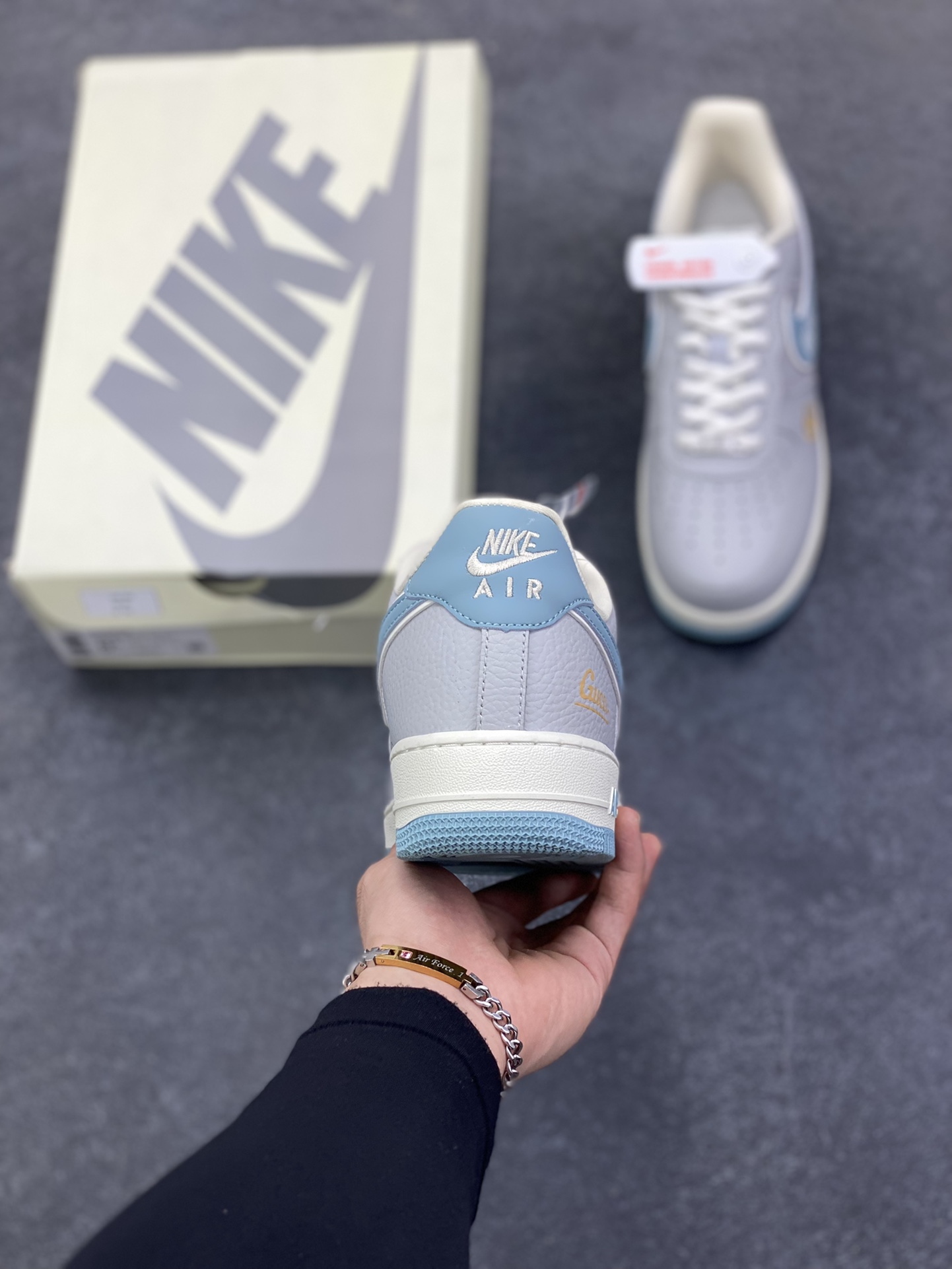 图片[4]-NIke Air Force 1 \’07 Low GUCCI 联名–灰蓝空军一号低帮 运动鞋 休闲鞋 折边针车 高级夜光效果 工艺难度大 原楦头原纸板 高端定制鞋盒 原厂鞋底 超高清洁度 细节完美 货号：YF9511-800 尺码：36 36.5 37.5 38 38.5 39 40 40.5 41 42 42.5 43 44 44.5 45-选品中心