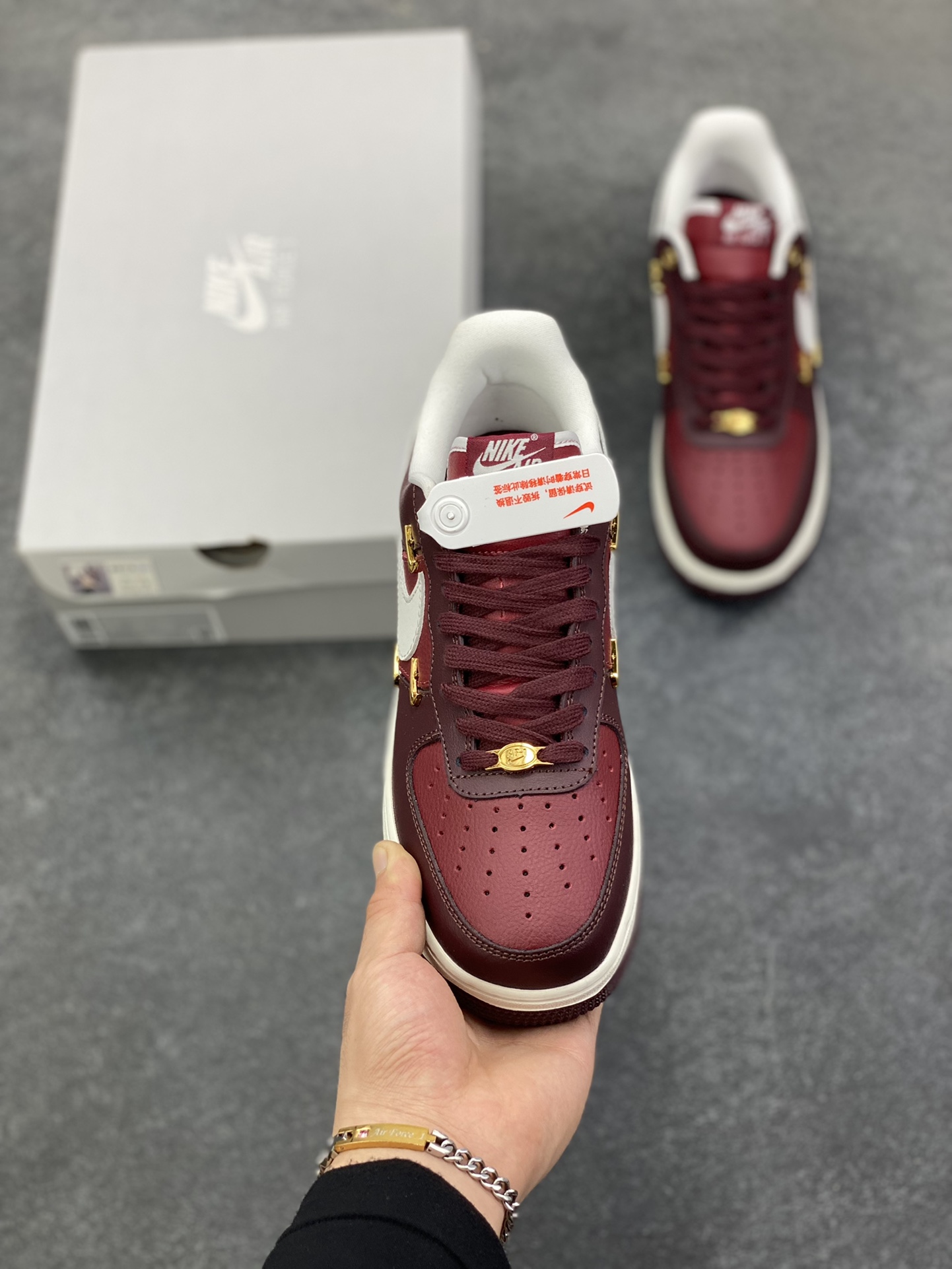 图片[2]-Nike Air Force 1 Low 酒红小四勾 空军一号低帮运动休闲板鞋 原楦头原纸板 打造纯正空军版型#专注外贸渠道 全掌内置蜂窝气垫 #原盒配件 原厂中底钢印、拉帮完美 货号：IR0485-611 尺码：36 36.5 37.5 38 38.5 39 40 40.5 41 42 42.5 43 44 44.5 45 46-选品中心