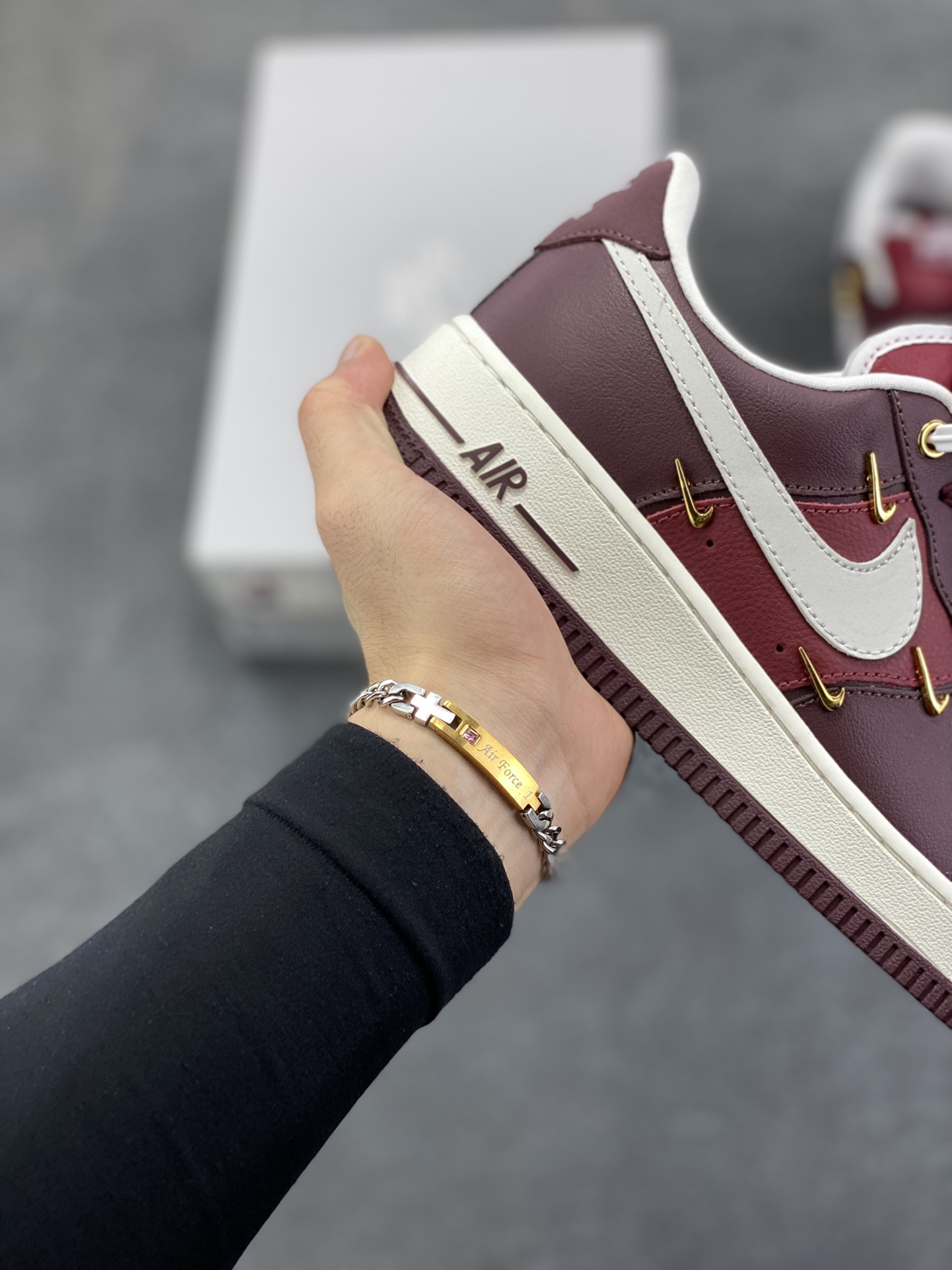 图片[6]-Nike Air Force 1 Low 酒红小四勾 空军一号低帮运动休闲板鞋 原楦头原纸板 打造纯正空军版型#专注外贸渠道 全掌内置蜂窝气垫 #原盒配件 原厂中底钢印、拉帮完美 货号：IR0485-611 尺码：36 36.5 37.5 38 38.5 39 40 40.5 41 42 42.5 43 44 44.5 45 46-选品中心