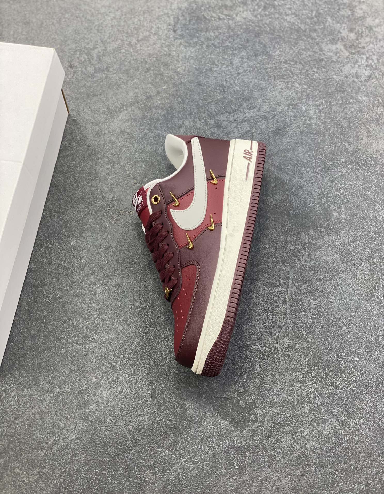 图片[7]-Nike Air Force 1 Low 酒红小四勾 空军一号低帮运动休闲板鞋 原楦头原纸板 打造纯正空军版型#专注外贸渠道 全掌内置蜂窝气垫 #原盒配件 原厂中底钢印、拉帮完美 货号：IR0485-611 尺码：36 36.5 37.5 38 38.5 39 40 40.5 41 42 42.5 43 44 44.5 45 46-选品中心