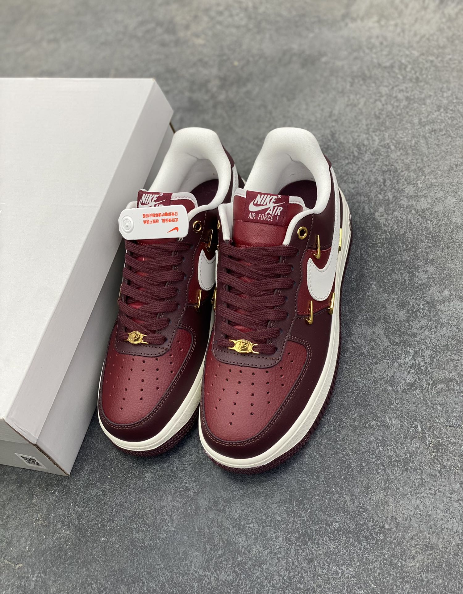 图片[8]-Nike Air Force 1 Low 酒红小四勾 空军一号低帮运动休闲板鞋 原楦头原纸板 打造纯正空军版型#专注外贸渠道 全掌内置蜂窝气垫 #原盒配件 原厂中底钢印、拉帮完美 货号：IR0485-611 尺码：36 36.5 37.5 38 38.5 39 40 40.5 41 42 42.5 43 44 44.5 45 46-选品中心