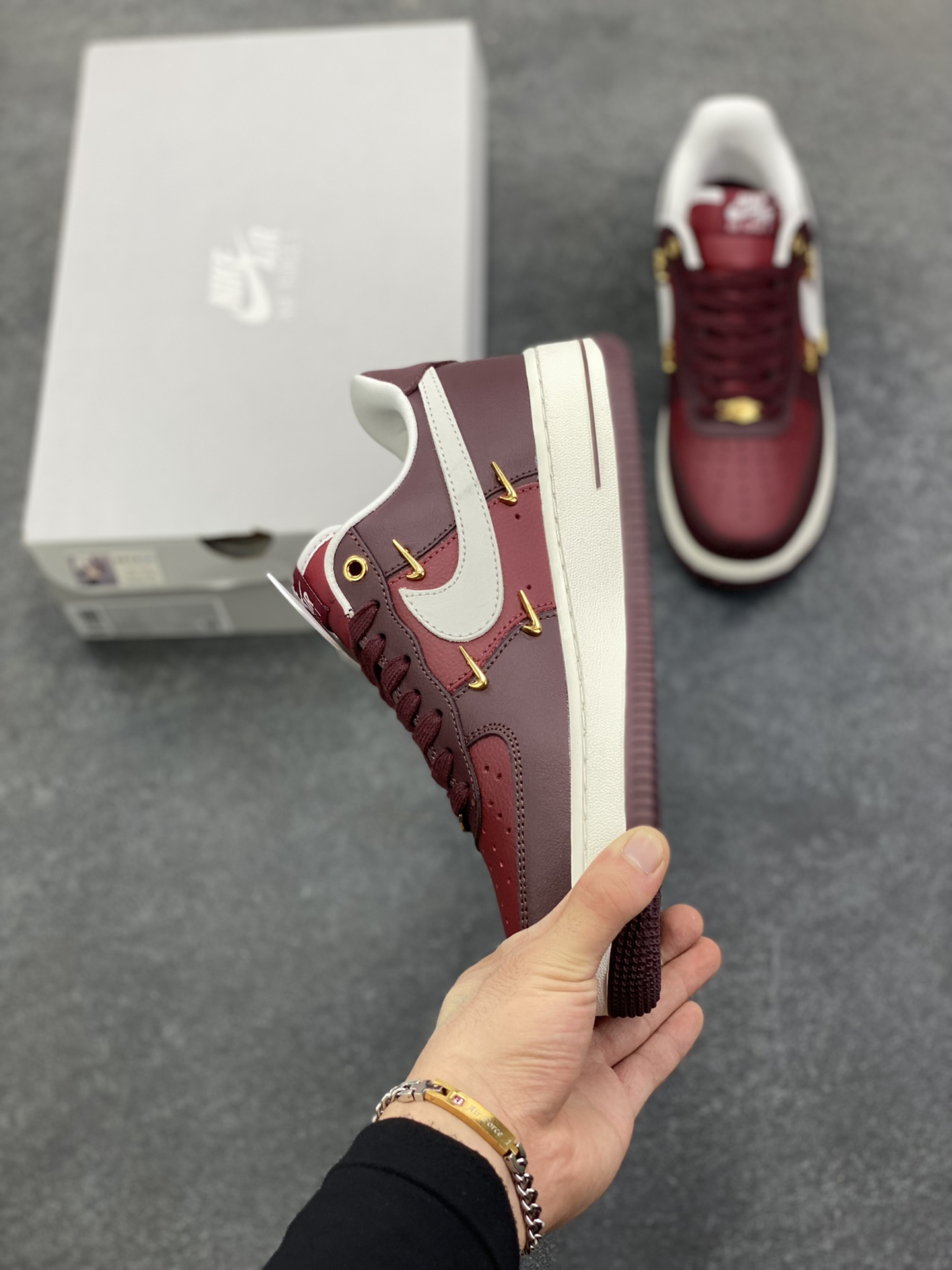 图片[3]-Nike Air Force 1 Low 酒红小四勾 空军一号低帮运动休闲板鞋 原楦头原纸板 打造纯正空军版型#专注外贸渠道 全掌内置蜂窝气垫 #原盒配件 原厂中底钢印、拉帮完美 货号：IR0485-611 尺码：36 36.5 37.5 38 38.5 39 40 40.5 41 42 42.5 43 44 44.5 45 46-选品中心