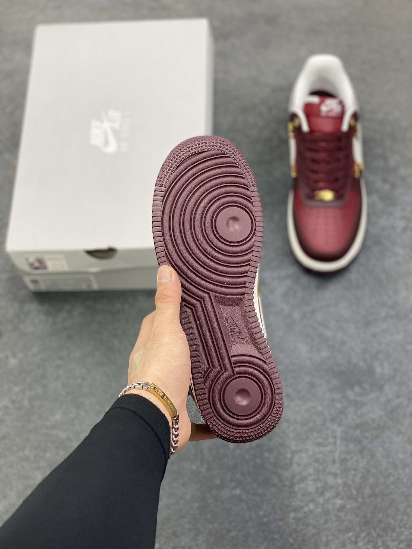 图片[5]-Nike Air Force 1 Low 酒红小四勾 空军一号低帮运动休闲板鞋 原楦头原纸板 打造纯正空军版型#专注外贸渠道 全掌内置蜂窝气垫 #原盒配件 原厂中底钢印、拉帮完美 货号：IR0485-611 尺码：36 36.5 37.5 38 38.5 39 40 40.5 41 42 42.5 43 44 44.5 45 46-选品中心