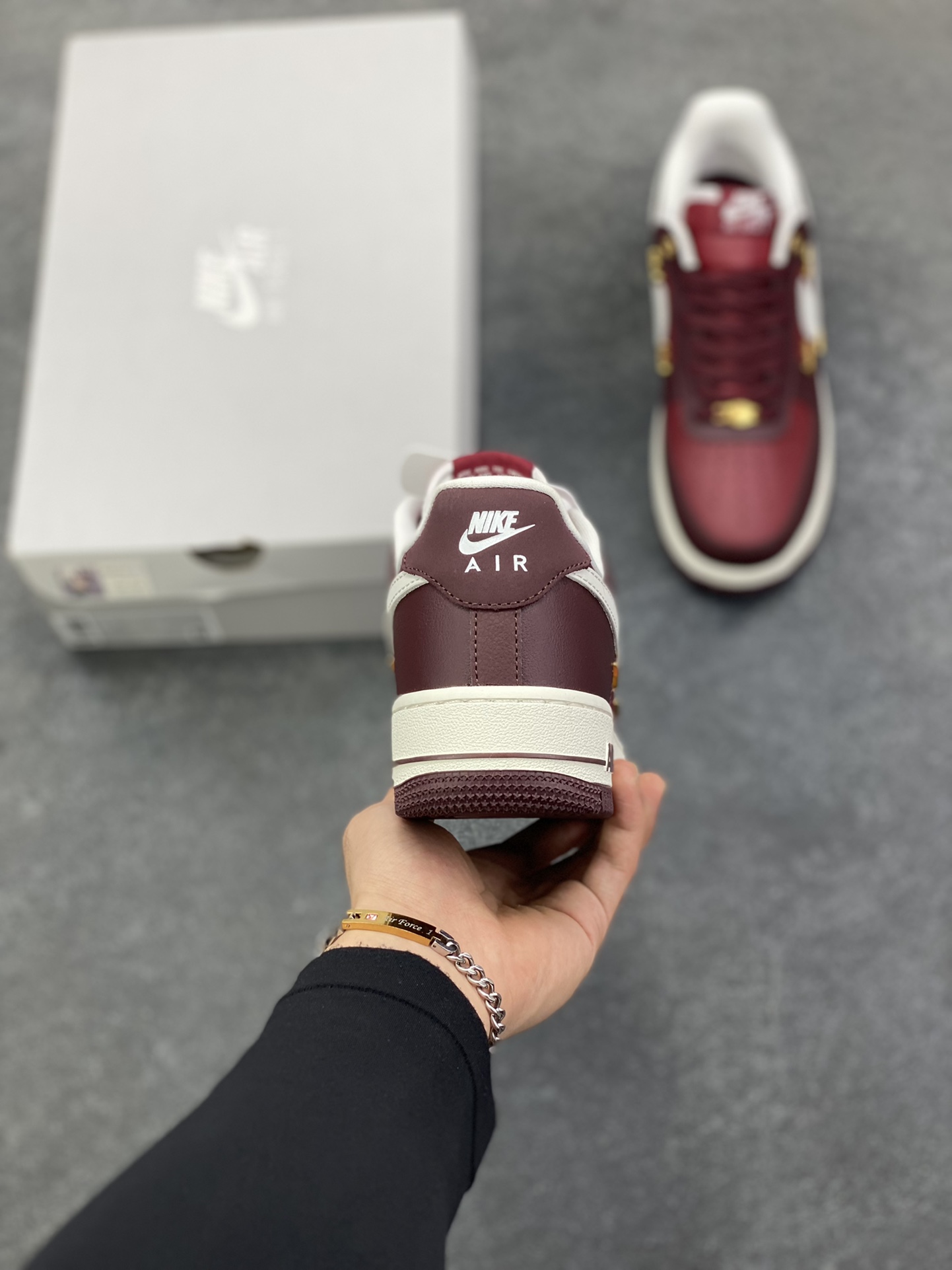 图片[4]-Nike Air Force 1 Low 酒红小四勾 空军一号低帮运动休闲板鞋 原楦头原纸板 打造纯正空军版型#专注外贸渠道 全掌内置蜂窝气垫 #原盒配件 原厂中底钢印、拉帮完美 货号：IR0485-611 尺码：36 36.5 37.5 38 38.5 39 40 40.5 41 42 42.5 43 44 44.5 45 46-选品中心