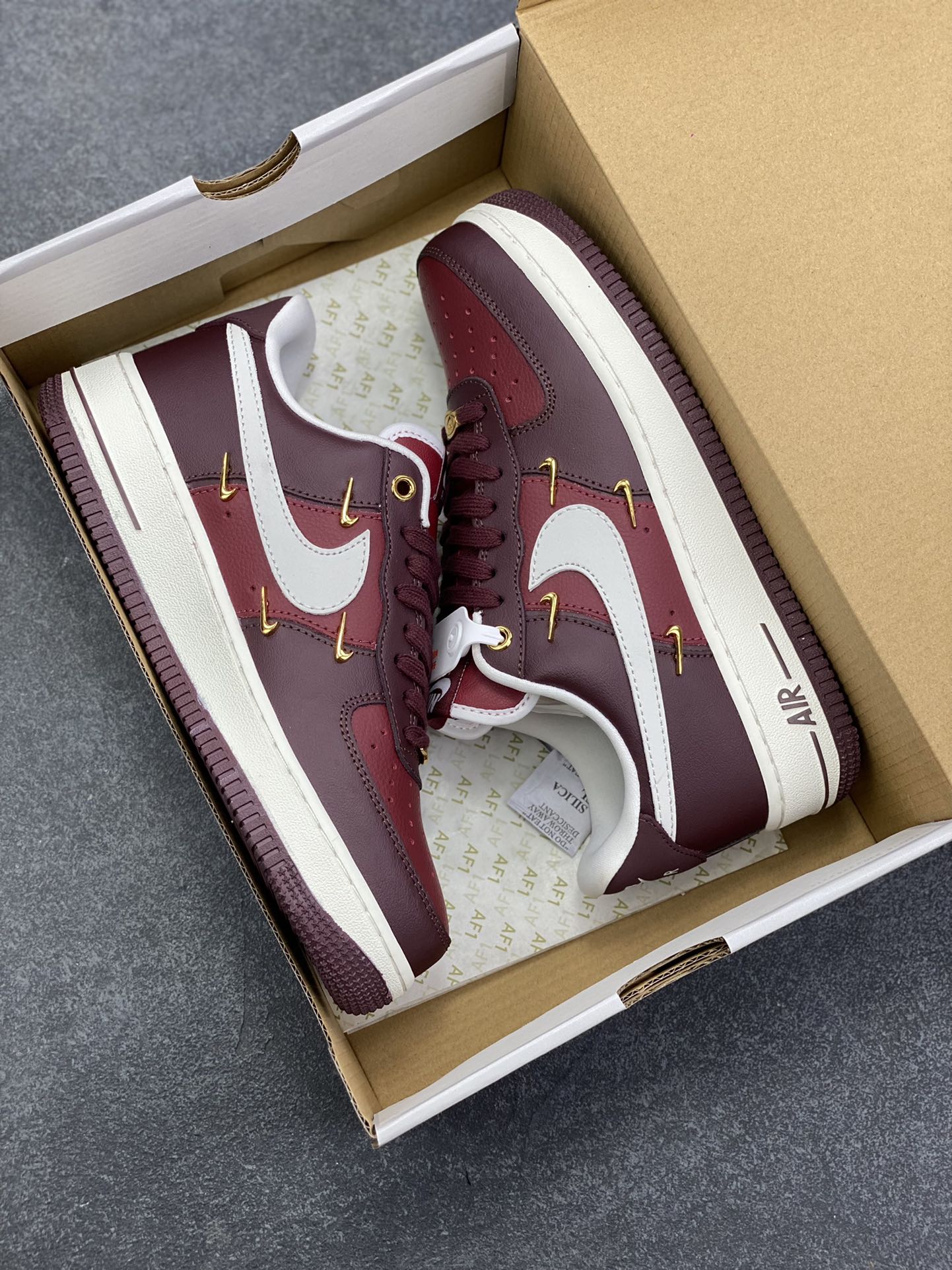 图片[9]-Nike Air Force 1 Low 酒红小四勾 空军一号低帮运动休闲板鞋 原楦头原纸板 打造纯正空军版型#专注外贸渠道 全掌内置蜂窝气垫 #原盒配件 原厂中底钢印、拉帮完美 货号：IR0485-611 尺码：36 36.5 37.5 38 38.5 39 40 40.5 41 42 42.5 43 44 44.5 45 46-选品中心