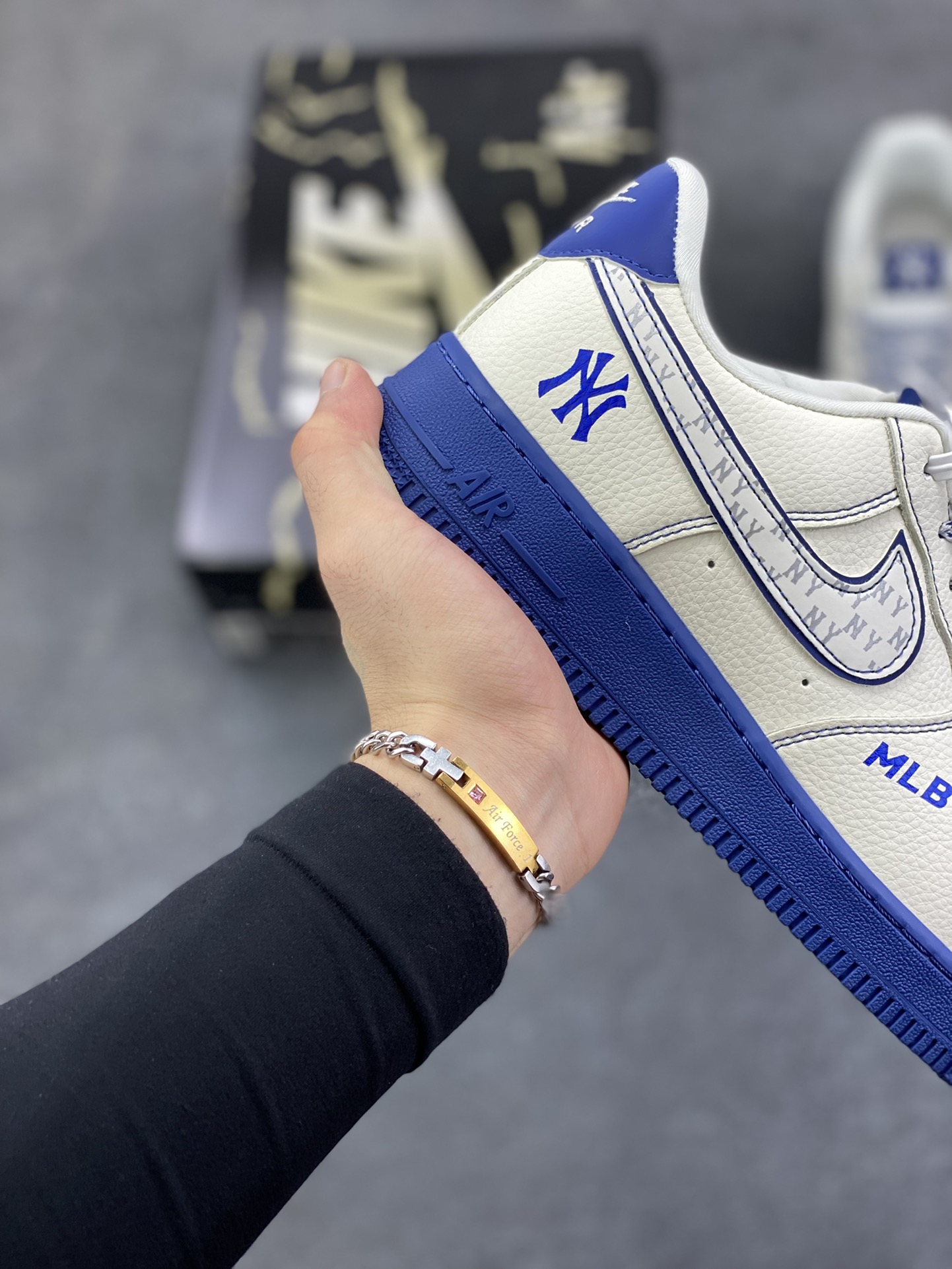图片[6]-Nike Air Force 1 Low 空军一号低帮百搭休闲运动板鞋。柔软、弹性十足的缓震性能和出色的中底设计，横跨复古与现代的外型结合，造就出风靡全球三十多年的Force 1，直到今天还深受青睐。 货号：KJ1688-010 尺码：36 36.5 37.5 38 38.5 39 40 40.5 41 42 42.5 43 44 44.5 45-选品中心