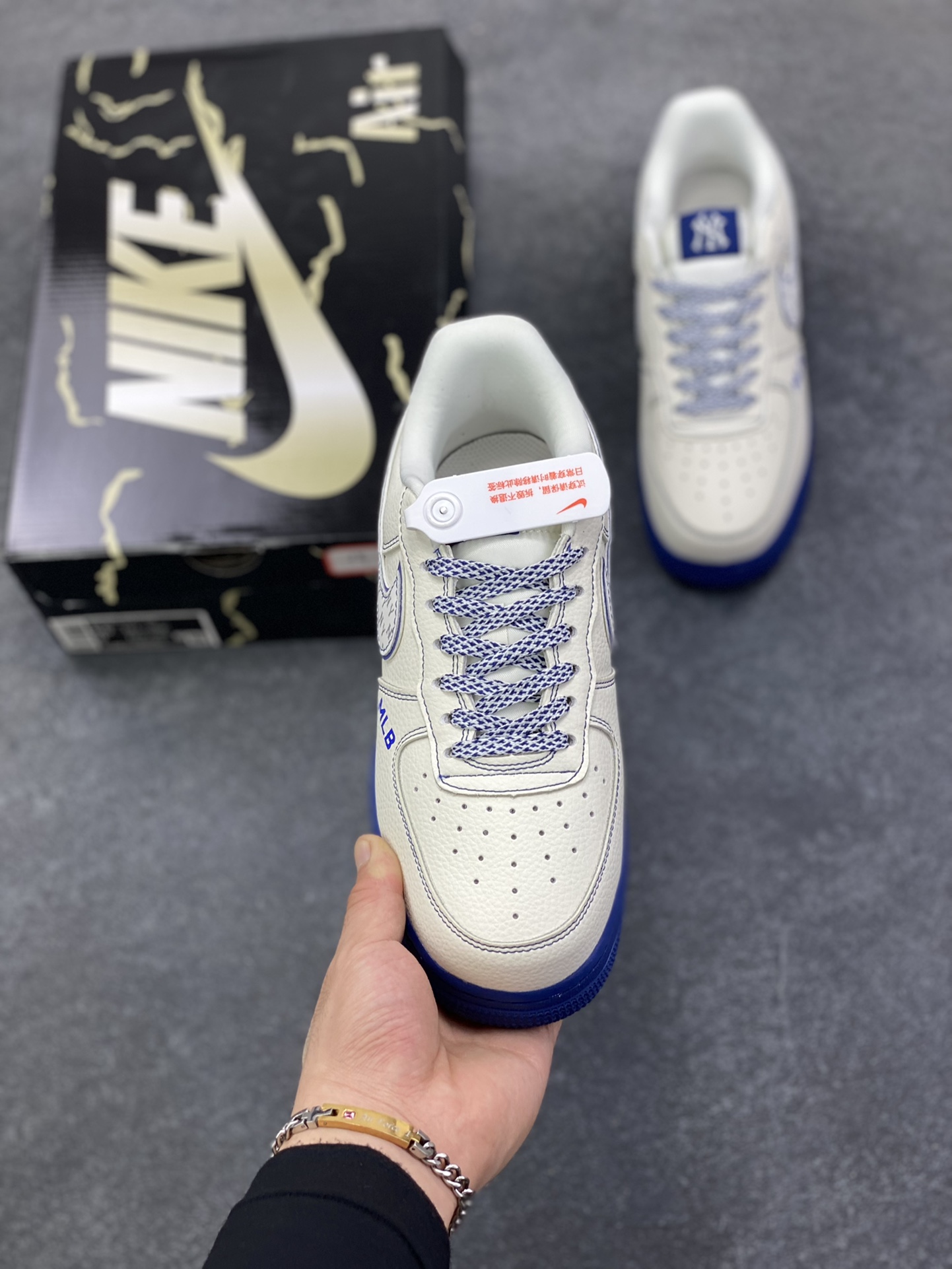 图片[2]-Nike Air Force 1 Low 空军一号低帮百搭休闲运动板鞋。柔软、弹性十足的缓震性能和出色的中底设计，横跨复古与现代的外型结合，造就出风靡全球三十多年的Force 1，直到今天还深受青睐。 货号：KJ1688-010 尺码：36 36.5 37.5 38 38.5 39 40 40.5 41 42 42.5 43 44 44.5 45-选品中心