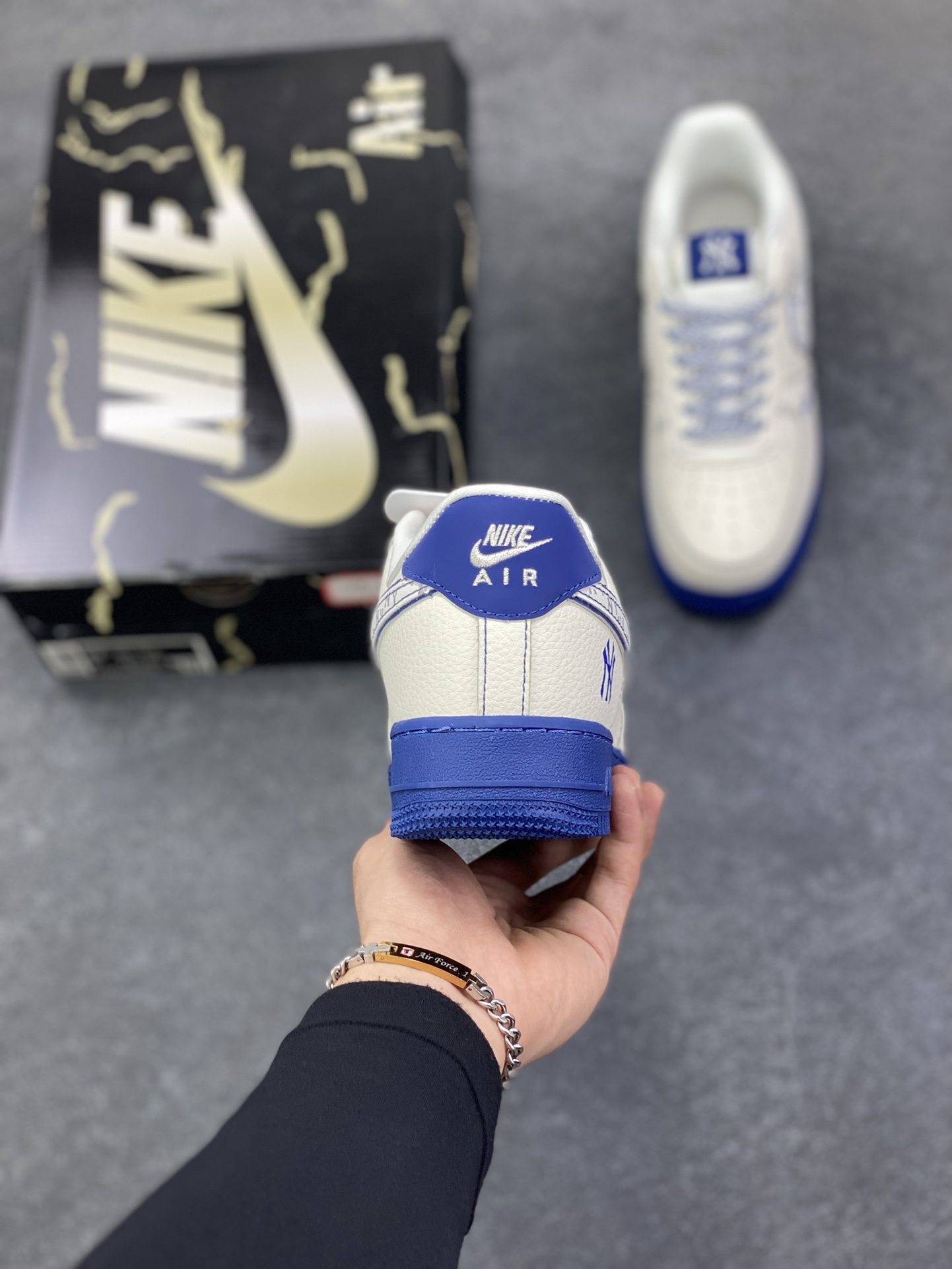 图片[4]-Nike Air Force 1 Low 空军一号低帮百搭休闲运动板鞋。柔软、弹性十足的缓震性能和出色的中底设计，横跨复古与现代的外型结合，造就出风靡全球三十多年的Force 1，直到今天还深受青睐。 货号：KJ1688-010 尺码：36 36.5 37.5 38 38.5 39 40 40.5 41 42 42.5 43 44 44.5 45-选品中心