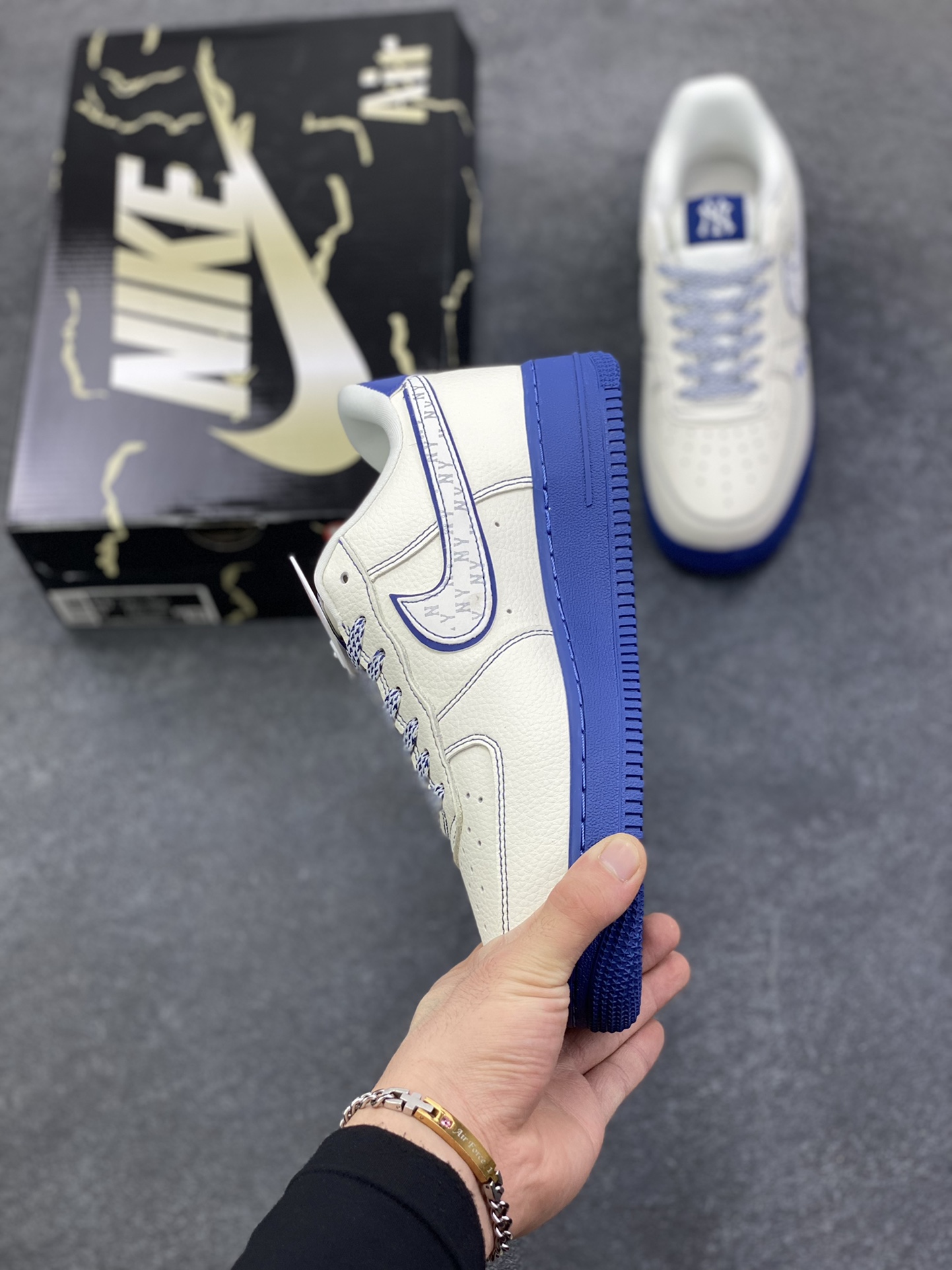 图片[3]-Nike Air Force 1 Low 空军一号低帮百搭休闲运动板鞋。柔软、弹性十足的缓震性能和出色的中底设计，横跨复古与现代的外型结合，造就出风靡全球三十多年的Force 1，直到今天还深受青睐。 货号：KJ1688-010 尺码：36 36.5 37.5 38 38.5 39 40 40.5 41 42 42.5 43 44 44.5 45-选品中心