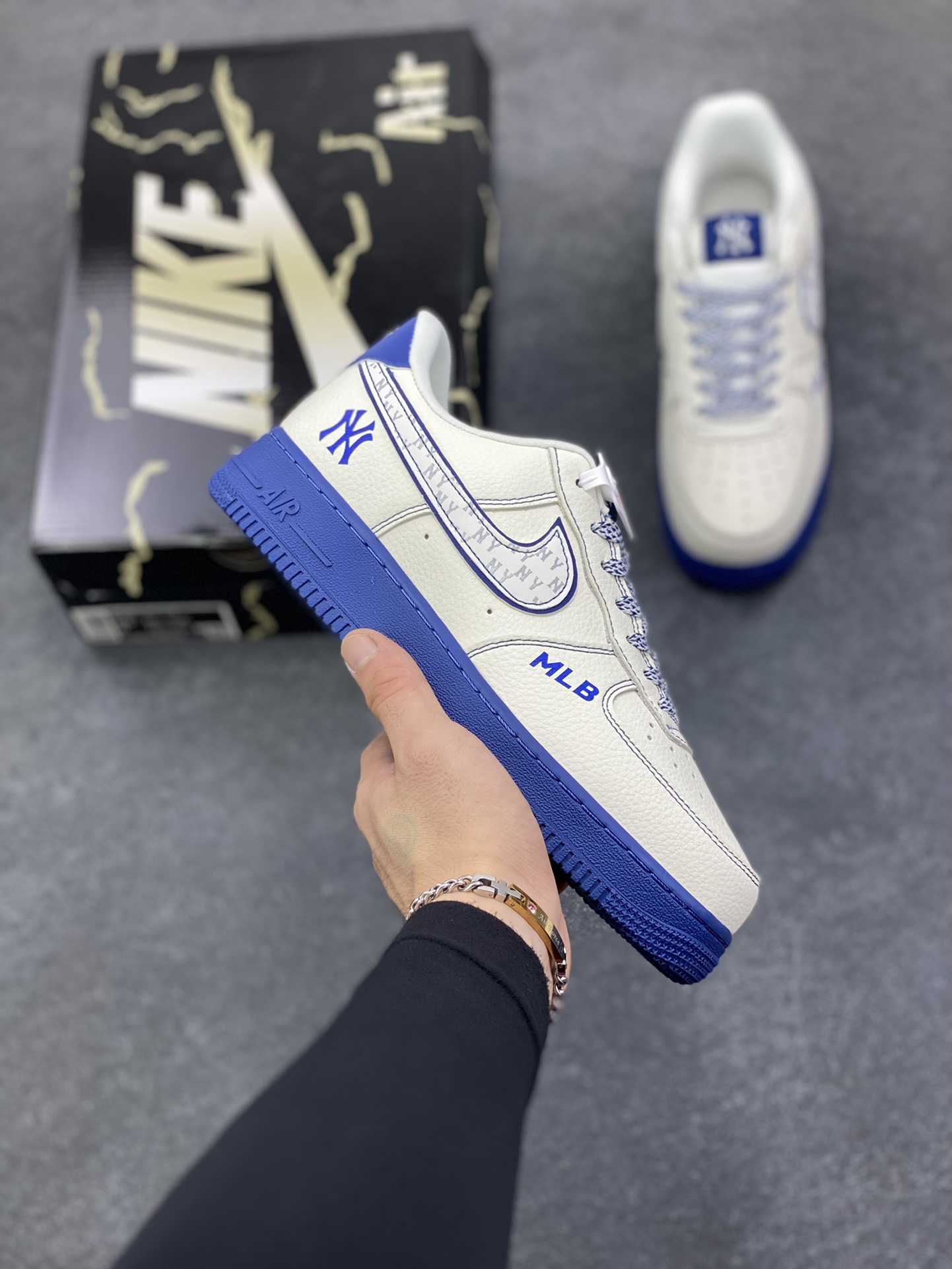 Nike Air Force 1 Low 空军一号低帮百搭休闲运动板鞋。柔软、弹性十足的缓震性能和出色的中底设计,横跨复古与现代的外型结合,造就出风靡全球三十多年的Force 1,直到今天还深受青睐。 货号:KJ1688-010 尺码:36 36.5 37.5 38 38.5 39 40 40.5 41 42 42.5 43 44 44.5 45-选品中心