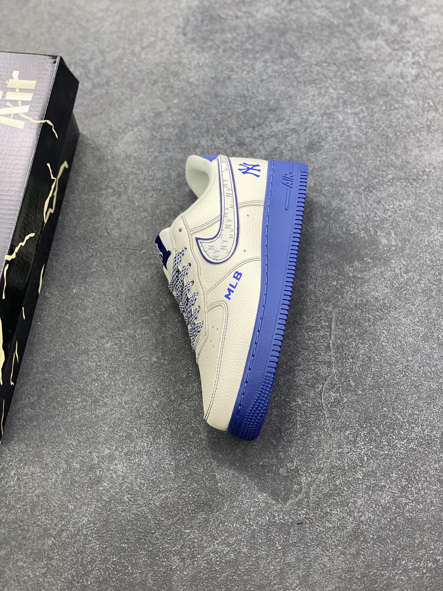 图片[7]-Nike Air Force 1 Low 空军一号低帮百搭休闲运动板鞋。柔软、弹性十足的缓震性能和出色的中底设计，横跨复古与现代的外型结合，造就出风靡全球三十多年的Force 1，直到今天还深受青睐。 货号：KJ1688-010 尺码：36 36.5 37.5 38 38.5 39 40 40.5 41 42 42.5 43 44 44.5 45-选品中心