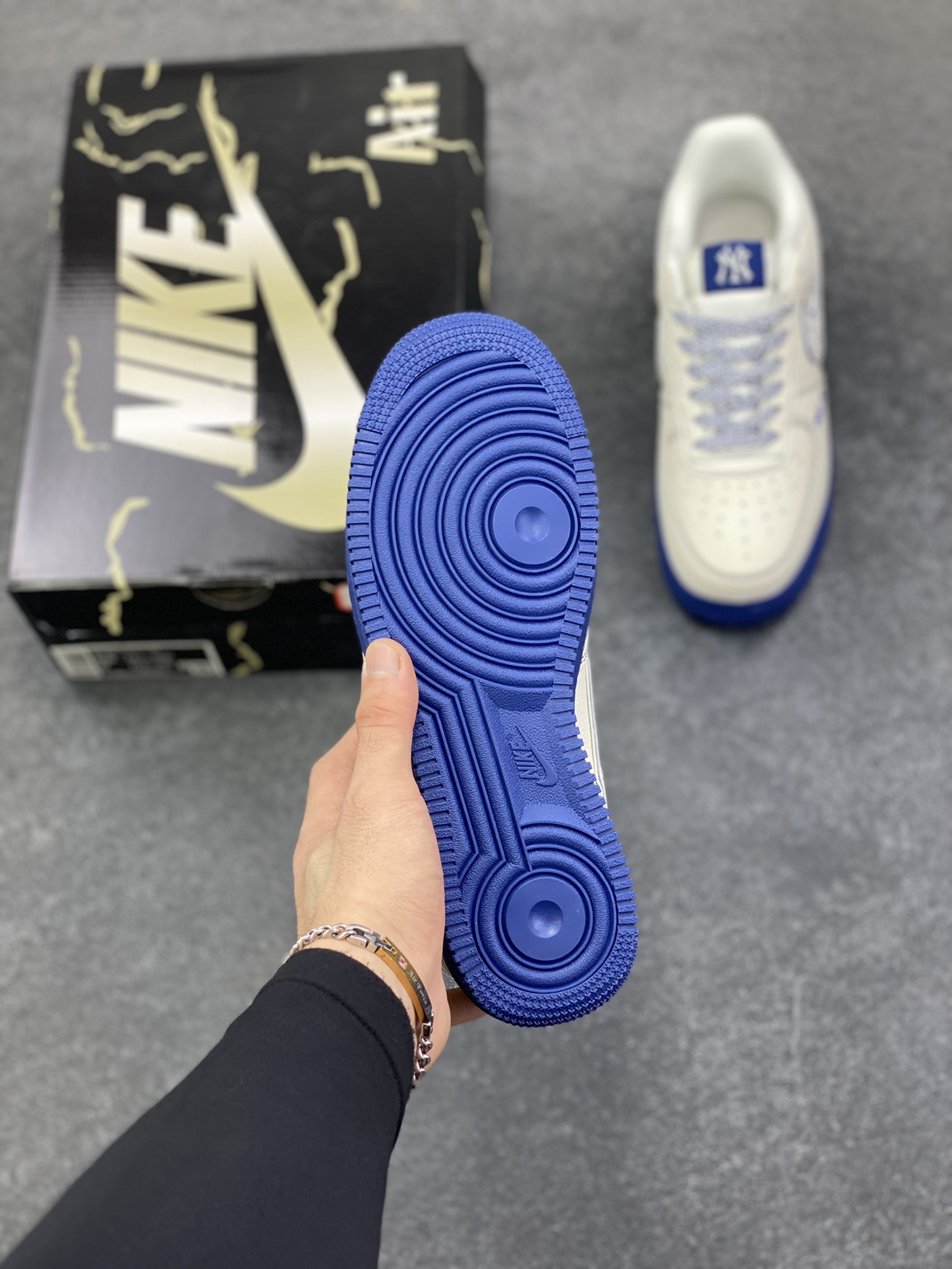 图片[5]-Nike Air Force 1 Low 空军一号低帮百搭休闲运动板鞋。柔软、弹性十足的缓震性能和出色的中底设计，横跨复古与现代的外型结合，造就出风靡全球三十多年的Force 1，直到今天还深受青睐。 货号：KJ1688-010 尺码：36 36.5 37.5 38 38.5 39 40 40.5 41 42 42.5 43 44 44.5 45-选品中心