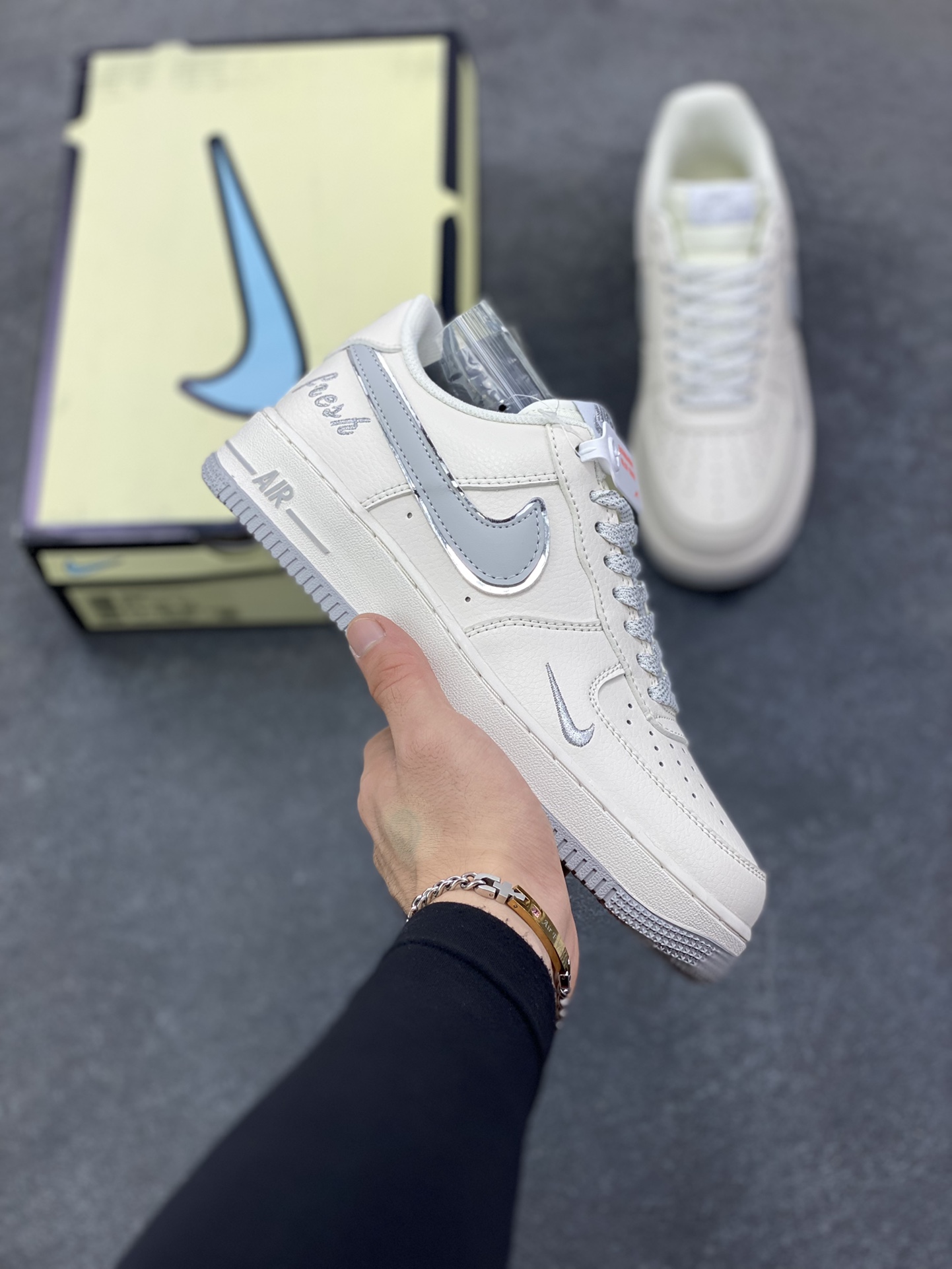福利特价 Nike Air Force 1 Low \’07 “Keep Fresh”小勾低帮空军一号休闲板鞋 定制皮料 专属鞋盒 原楦原纸板 纯正空军版型 高清洁度 内置全掌气垫 货号:BM1996-033 尺码:36 36.5 37.5 38 38.5 39 40 40.5 41 42 42.5 43 44 44.5 45-选品中心