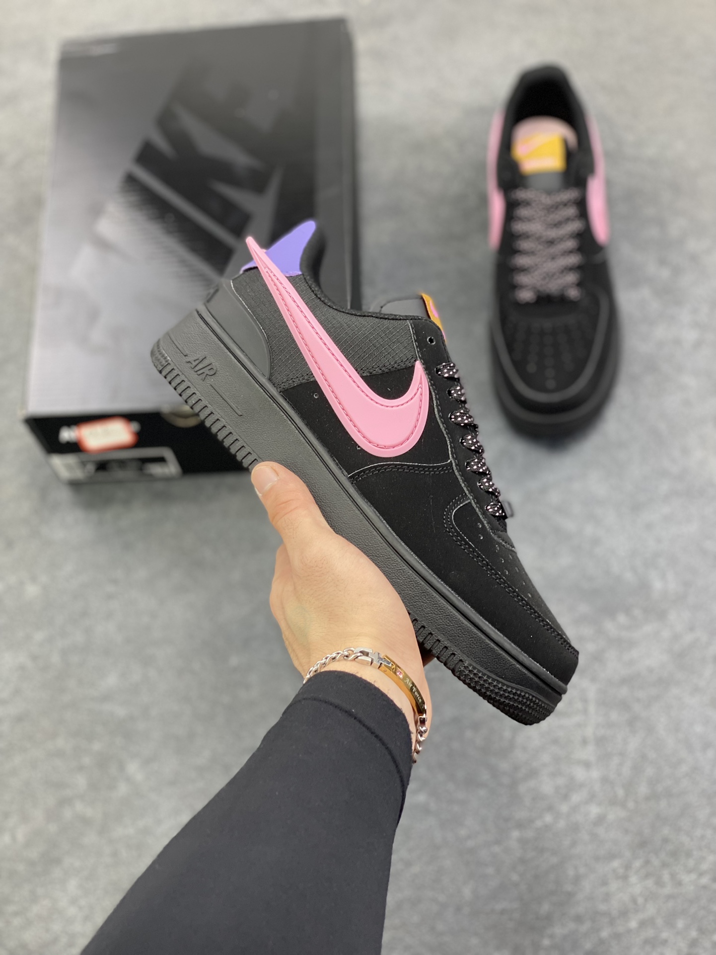 福利特价 Nike Air Force 1 Low 空军一号低帮百搭休闲运动板鞋。柔软、弹性十足的缓震性能和出色的中底设计,横跨复古与现代的外型结合,造就出风靡全球三十多年的Force 1,直到今天还深受青睐。 货号:DV3464-005 尺码:36 37.5 38 39 40 41-选品中心