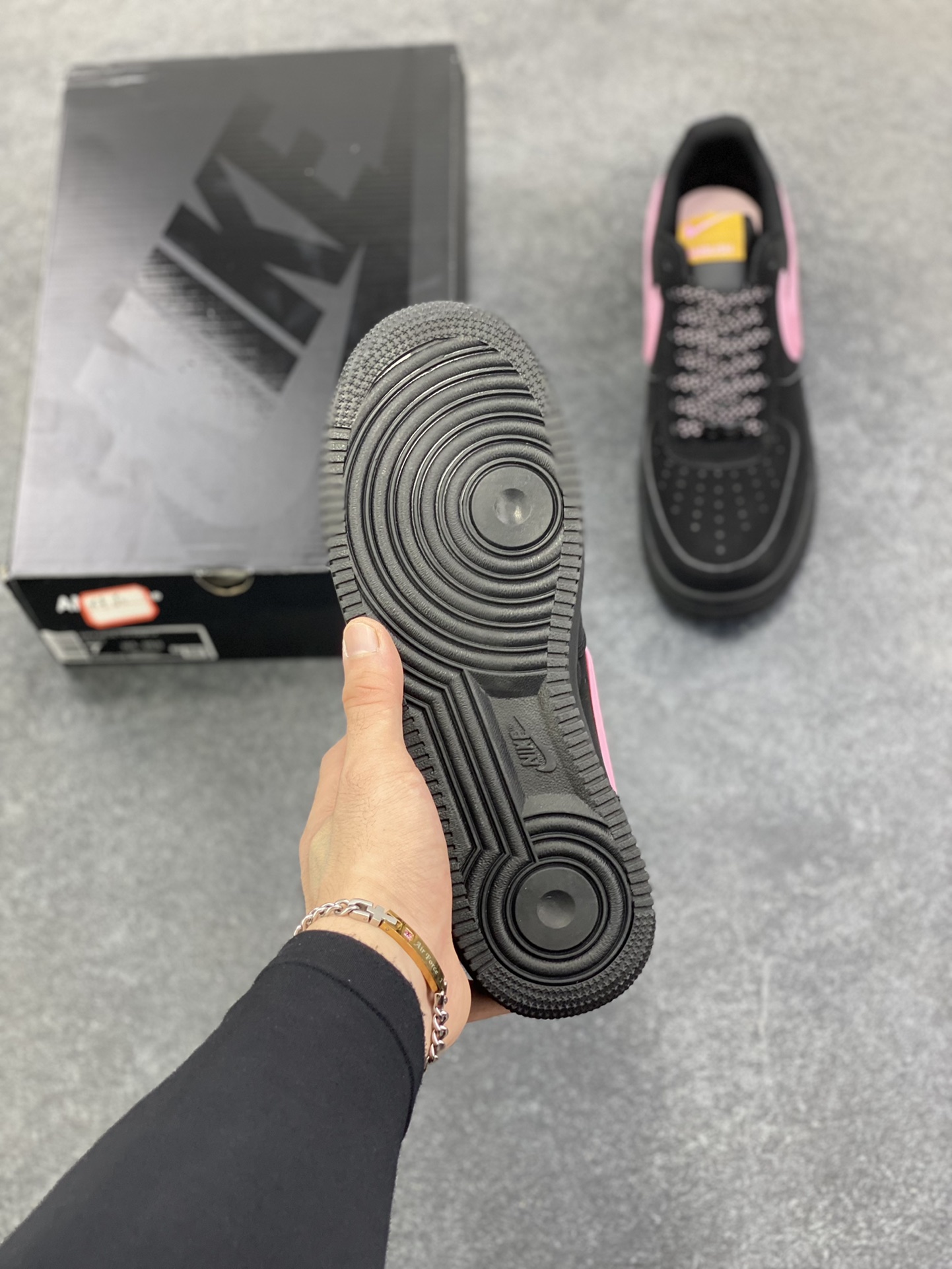 图片[5]-福利特价 Nike Air Force 1 Low 空军一号低帮百搭休闲运动板鞋。柔软、弹性十足的缓震性能和出色的中底设计，横跨复古与现代的外型结合，造就出风靡全球三十多年的Force 1，直到今天还深受青睐。 货号：DV3464-005 尺码：36 37.5 38 39 40 41-选品中心