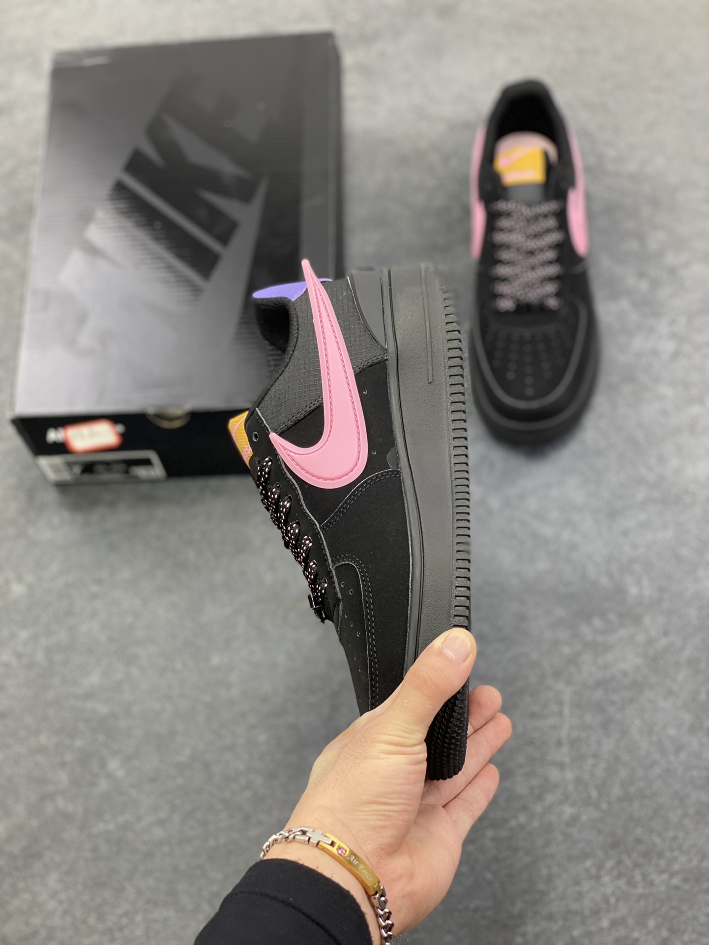 图片[3]-福利特价 Nike Air Force 1 Low 空军一号低帮百搭休闲运动板鞋。柔软、弹性十足的缓震性能和出色的中底设计，横跨复古与现代的外型结合，造就出风靡全球三十多年的Force 1，直到今天还深受青睐。 货号：DV3464-005 尺码：36 37.5 38 39 40 41-选品中心
