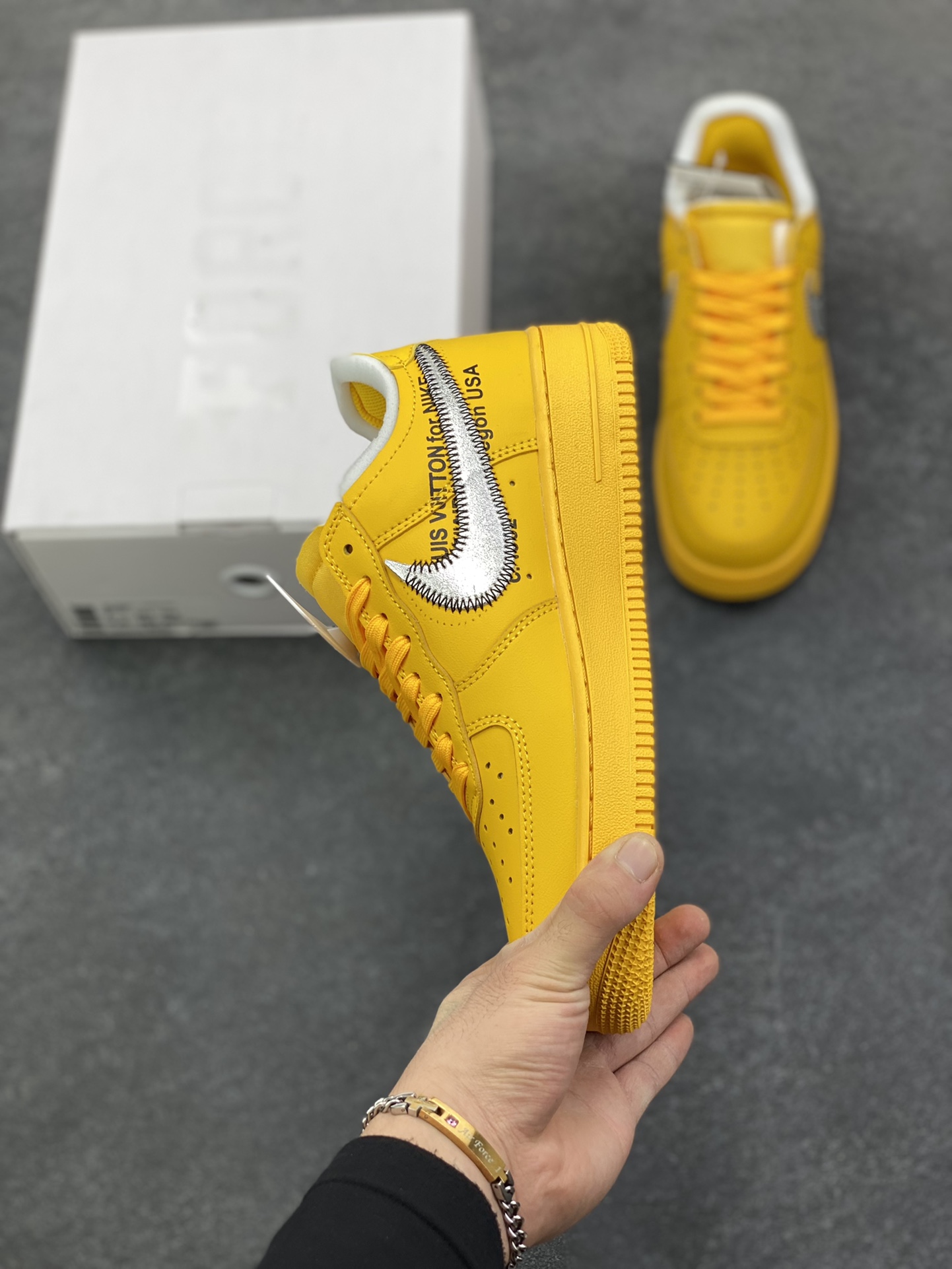 图片[3]-VIRGIL ABLOH设计师独立品牌Off-White™ x Nike Air Force 1 Low’07”University Gold/Metallic Silver“空军一号经典低帮百搭休闲运动板鞋“OW大学金银黑” 这双焦点大作的实物近赏照，延续了 Off-White™ x Nike Air Force 1 的一贯设计，采用金黄色鞋身搭配金属银色 swoosh，和之前所有版本相比无疑是吸睛度最高的存在，不过因为色调的跳脱，对搭配的要求可能也更加苛刻 货号：DD1876-700 尺码：36 36.5 37.5 38 38.5 39 40 40.5 41 42 42.5 43 44 44.5 45-选品中心