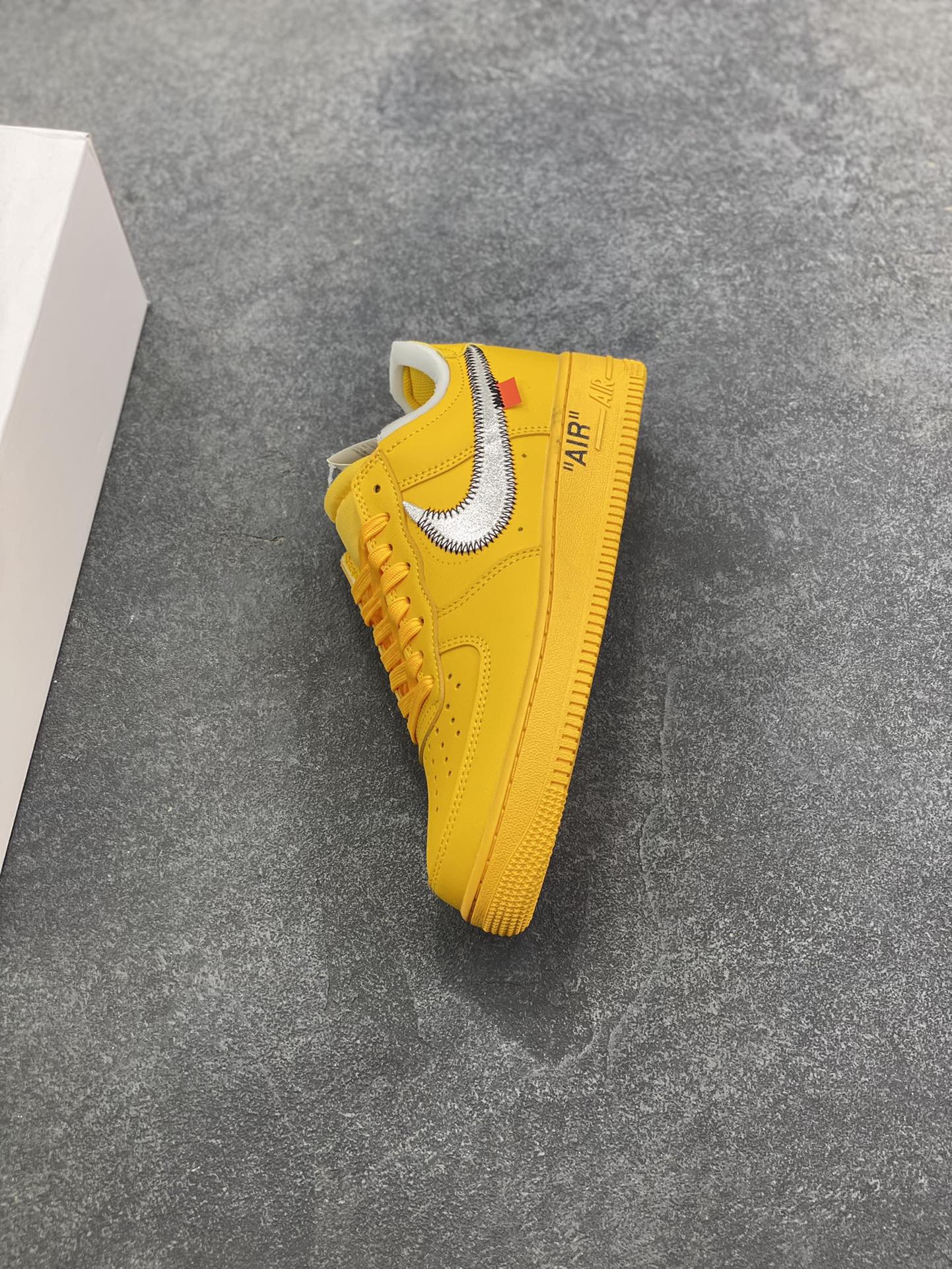 图片[7]-VIRGIL ABLOH设计师独立品牌Off-White™ x Nike Air Force 1 Low’07”University Gold/Metallic Silver“空军一号经典低帮百搭休闲运动板鞋“OW大学金银黑” 这双焦点大作的实物近赏照，延续了 Off-White™ x Nike Air Force 1 的一贯设计，采用金黄色鞋身搭配金属银色 swoosh，和之前所有版本相比无疑是吸睛度最高的存在，不过因为色调的跳脱，对搭配的要求可能也更加苛刻 货号：DD1876-700 尺码：36 36.5 37.5 38 38.5 39 40 40.5 41 42 42.5 43 44 44.5 45-选品中心