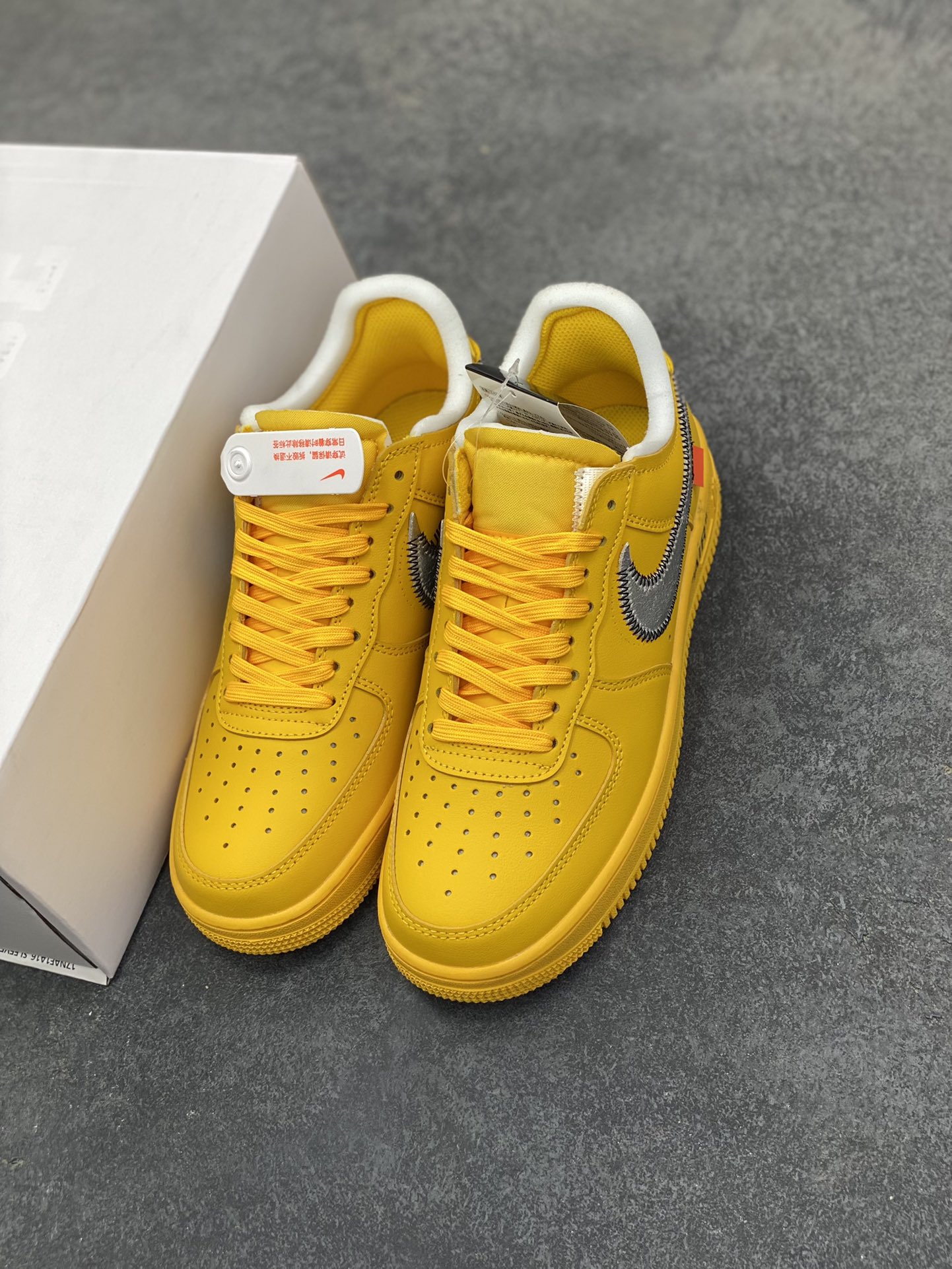 图片[8]-VIRGIL ABLOH设计师独立品牌Off-White™ x Nike Air Force 1 Low’07”University Gold/Metallic Silver“空军一号经典低帮百搭休闲运动板鞋“OW大学金银黑” 这双焦点大作的实物近赏照，延续了 Off-White™ x Nike Air Force 1 的一贯设计，采用金黄色鞋身搭配金属银色 swoosh，和之前所有版本相比无疑是吸睛度最高的存在，不过因为色调的跳脱，对搭配的要求可能也更加苛刻 货号：DD1876-700 尺码：36 36.5 37.5 38 38.5 39 40 40.5 41 42 42.5 43 44 44.5 45-选品中心